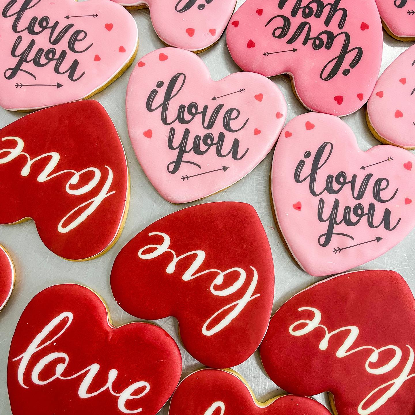 Czy też nie możesz doczekać się Walentynek? 🥰 U nas przygotowania idą pełną parą 💨 W naszych witrynach są już dostępne słodkie ciastka ze zdjęcia! 😍
Nie czekaj na ostatni moment i zaskocz swoją Walentynkę ♥️♥️♥️
#love #iloveyou #miłość #ciasteczka #cookiesofinstagram #milosc #kocham #kochamcie #reda #puck #wladyslawowo #jastarnia