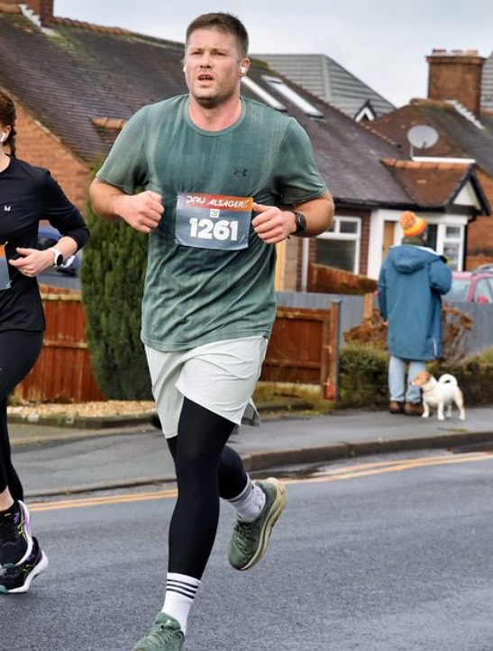 EP Race Report 1/2/26
I think it’s fair to say most of us are looking forward to training and racing in slightly warmer weather 😎🤣
Well done to all of our racers over the past couple of weeks 👏🏻👏🏻
James Griffiths took the flight over to sunny Valencia 🇪🇸 for the popular 10k road running race. Unfortunately, James didn’t have the performance he was hoping for and also what his training has been showing. However, he can still be proud with a solid run of 33:32 👏🏻 I have no doubt at his next outing he will be back towards 32:30 💪🏻
Well done to Jon Parton who took on the Delamere Trail 10k. Jon had no expectations and was just using it to add some variety to his training and I’m sure he’s glad he did with a strong run crossing the line in 49:31 placing him 3rd in his AG and 15th placed male 👏🏻
Pat Hudson headed over the Four Villages Half Marathon. However, due to a fall over the Christmas period Pat was forced to use it as a training run instead but still had a solid run out in 1:33 💪🏻
Well done to everyone who raced the Alsager 5 at the weekend👏🏻👏🏻
Jon Parton 33:13 - it was good to see Jon back running strong and rewarded after a solid block of training. His second fastest time ever over that course from 12 outings 💪🏻
Hayley Green 33:39 Hayley is definitely on an upwards trajectory since joining the group and her av pace shows signs of more PB’s to come 👏🏻
Mick Hutchins 29:34 a well deserved PB off the back of a solid winter where Mich has been focusing on his running 🔥
Ben Mills 36:43 this was Ben’s first race for sometime so was more about dusting off the cobwebs and getting back out there which he certainly did 👌🏻
Jenni Armitt 50:53 a strong run for Jen after a difficult couple of months but just shows she’s made of tough stuff to still get on the start line 🙌🏻
Stu Elsam 44:37 Stu picked up a niggle mid week and was unsure he would run. However he decided to start and see how it went which he was pleased he did as he even picked up a PB 👏🏻👏🏻
Wel done all ✊🏼✊🏼