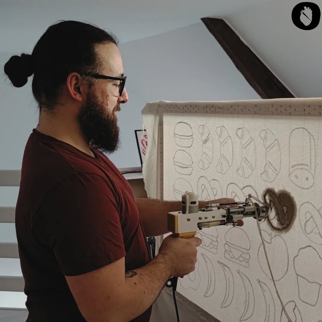 Cœur d’Aiguilles, c’est un univers où l’artisanat rencontre la passion pour le fait main et le slow-made. Je crée des pièces uniques en tufting, broderie et cuir, pensées pour apporter une touche authentique et responsable à vos intérieurs. Inspirée par mes expériences personnelles et mes valeurs, chaque création est réalisée avec soin, en privilégiant des matériaux locaux. Que ce soit pour vous ou pour offrir, œuvre unique, commande personnalisée ou collaboration, mes créations sont conçues pour durer et faire la différence.
#slowmade #creationunique #mulhouse #slowdeco #handmadetextiles #handmadewithlove #broderiemoderne #embroideryart #tuftingart #tuftingart #dmc #leather