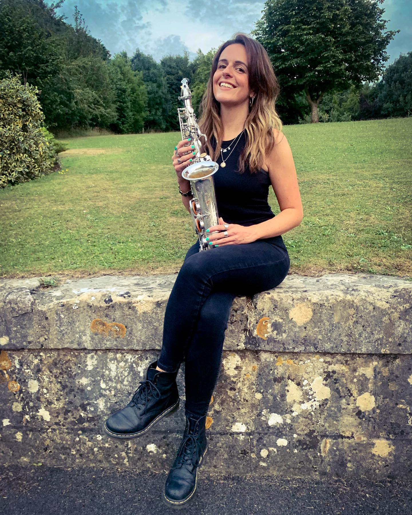 When you had some new promo photos done AND the bank holiday weekend is so near 🙌 #weekendishere #thursdaymood #itstheweekendbaby #musiciansdaily #saxophoneplayer #giglife #promoshot #promotion #musiciansofinstagram #bankholidayvibes #saxhouse #summergigs #femalesax