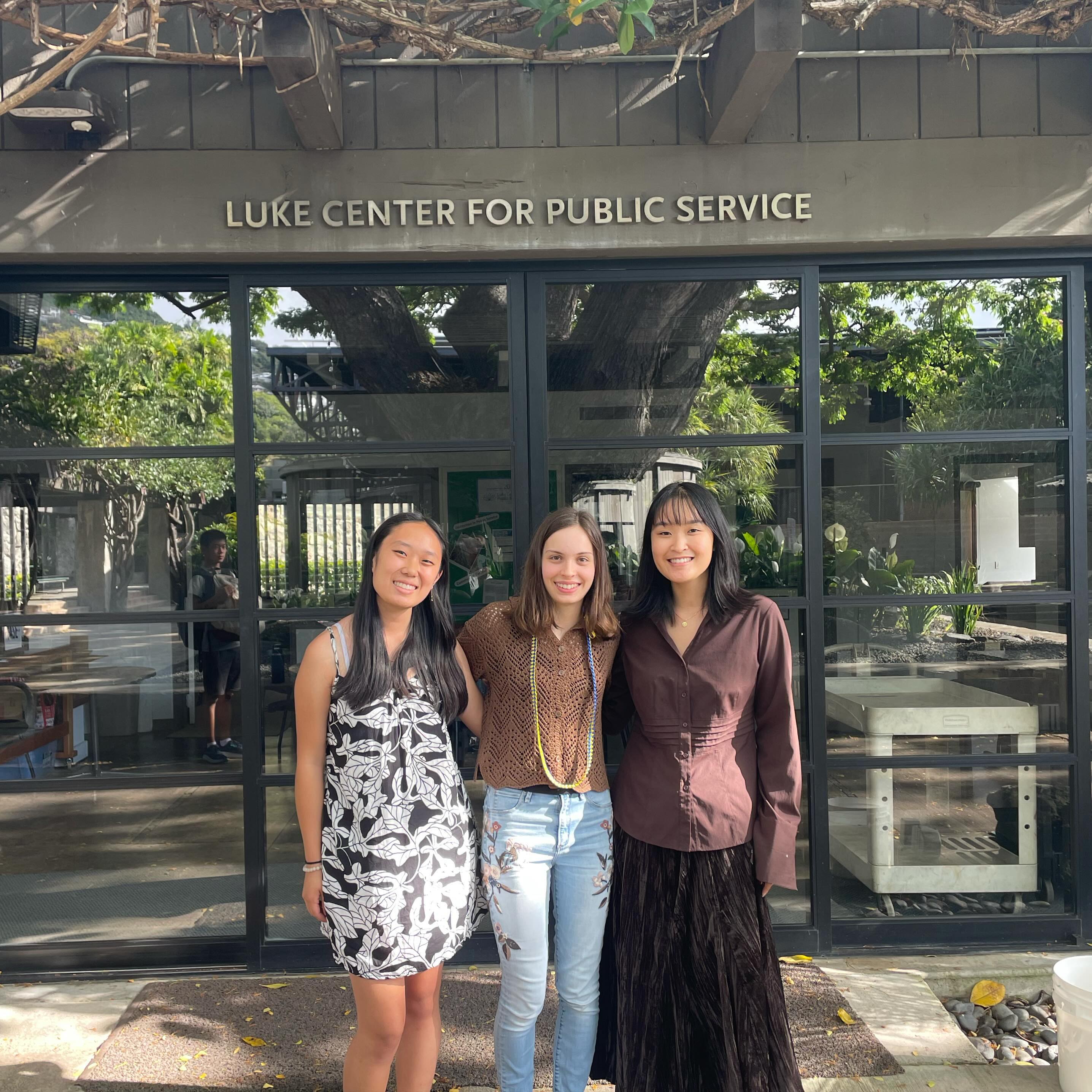 Aloha from Honolulu! We met up with @gobluecommunities, a group of middle and high school students at Punahou School educating younger students about sustainable food systems. They run presentations in classrooms, build aquaponics systems, and lead students to write their representatives to advocate for more sustainable communities. Thank you to Kara and Emi for sharing GBC!