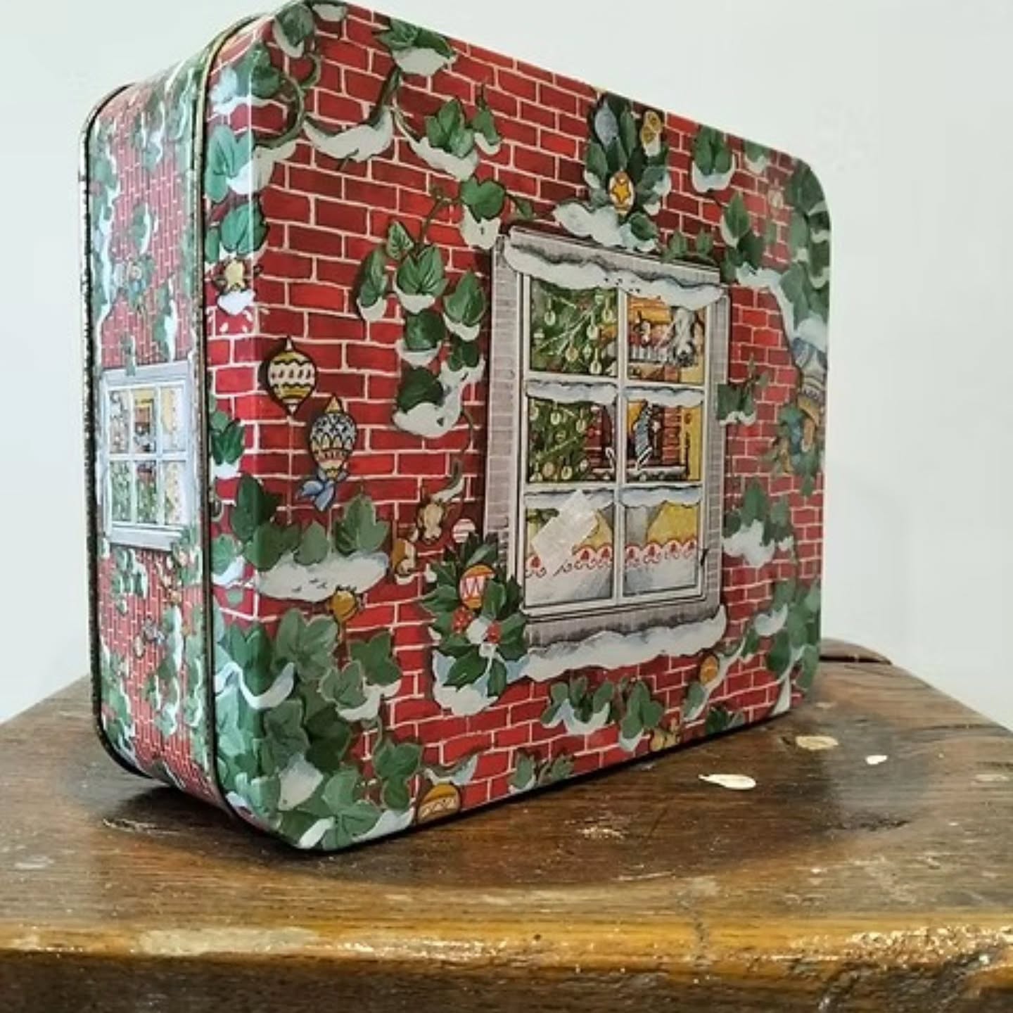 Vintage probably marks and Spencers or similar biscuit or sweet tin Xmas decor | https://share.google/Bn4P58HcJ9glgrceR #stufftoyouandme
