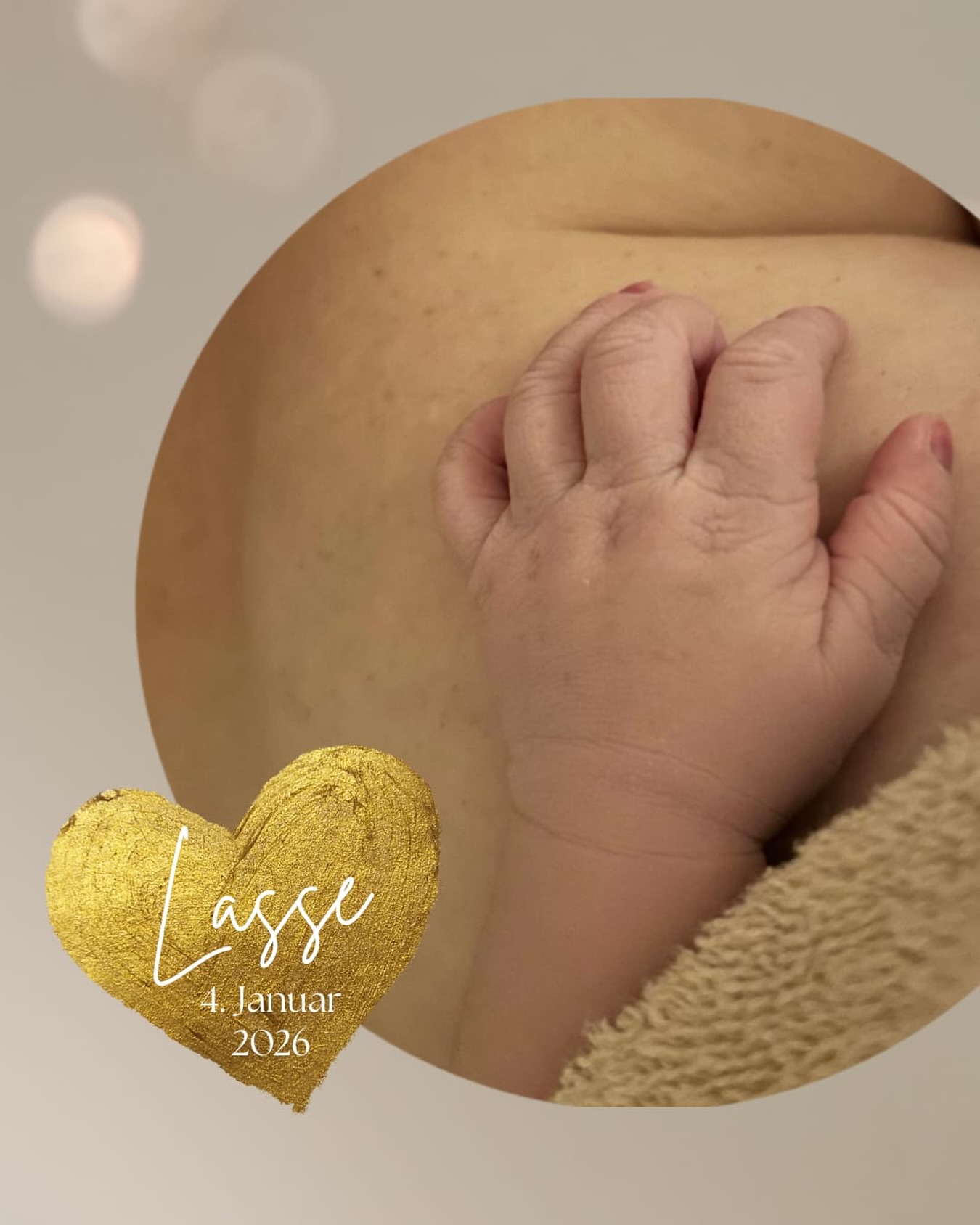Willkommen auf dieser Welt, kleiner Lasse!
Du hast dir einen besonderen Tag ausgesucht!
Ein paar Tage vor dem ET hast du beschlossen das Licht der Welt zu erblicken, um den vielen Schnee zu sehen, der an deinem Geburtstag vom Himmel runter kam. Zudem bist du unser erstes Wunderwerk Baby 2026! ✨
Mit stolzen 4060g bist du ganz sanft ins warme Wasser geboren.
Tiefenentspannt durften deine Eltern dich dann begutachten und mit dir kuscheln.
Zu Hause warteten deine beiden älteren Brüder auf dich und konnten es kaum erwarten dich endlich kennenzulernen.
#1 #geburtshaus #wunderwerk #wassergeburt #hebammen