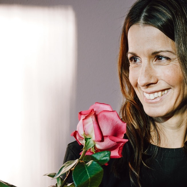 Ich atme ein und komme zur Ruhe.
Ich atme aus und lächle.
Heimgekehrt in das Jetzt wird dieser Moment ein Wunder.
*Thich Nhat Hanh
Foto 📸 @wandabadwal (danke für deine schönen Fotos)
#achtsamkeitimalltag #hierundjetzt #yogabeyondasana #yogaoffthemat #pranayama #meditation #selbstfürsorge #selbstfürsorgeimalltag #mamasein #esdarfleichtsein