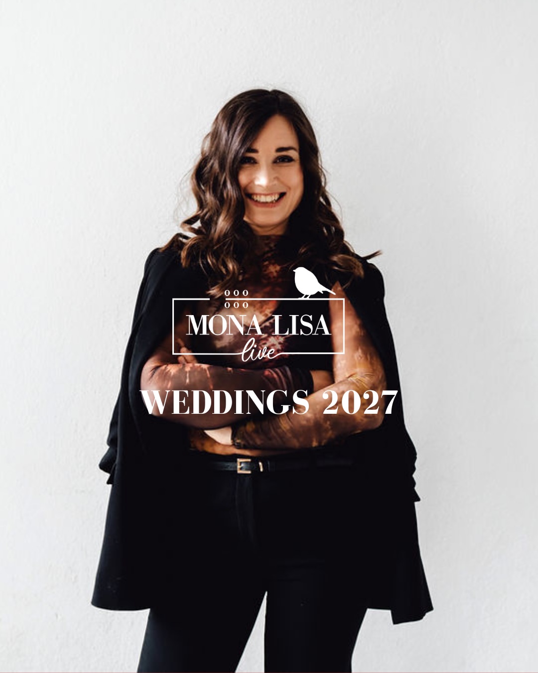 Seit ein paar Wochen ist mein Booking für 2027 offiziell geöffnet - so weit im Voraus ist es meistens nur eine Veranstaltungsart, die vorwiegend angefragt und schon früh gebucht wird: Hochzeiten 🎵
Und um die soll es in den nächsten Beiträgen gehen: Ich erzähle euch heute, warum es mein größter Vorteil (und vielleicht auch eurer!) ist, dass ich mich auf Ganztagsbegleitungen und die individuelle musikalische Gestaltung des gesamten Tages spezialisiert hab. Als ich vor vielen Jahren mir Trauungsmusik begonnen hab, hab ich schnell gemerkt, dass mir das nicht reicht - ich möchte Paare länger begleiten und einen richtig schönen musikalischen Bogen über den gesamten Tag legen und auch abends mit euch feiern. Besonders spüre ich die Vorteile dieser Ganztagsbegleitung auch in der Verbindung, die ich über den Tag hinüber mit dem Paar und den Gästen aufbaue. Es macht einen absoluten Unterschied, ob jemand, der euch abends bei der Party begleitet, bereits einen Song bei der Trauung gesungen hat, der euch ein paar Tränen verdrücken hat lassen und der bei der Agape genau den einen Song gesungen hat, bei dem ihr Lust hattet, schon nachmittags zu shaken. Und nicht nur einmal hab ich bei Paaren, die uns nur für den Nachmittag gebucht hatten, im Nachhinein das Feedback bekommen: ‚Wir wünschten, wir hätten euch auch für den Abend gebucht!‘
❗️WICHTIG: Meine Kapazitäten für Ganztagspakete in der Hauptsaison sind begrenzt, weil vor allem die Nachmittage super schnell gebucht werden (aktuell sind schon 10 Termine im Frühling & Sommer 2027 gebucht), daher schreibt mir bei Interesse an Ganztagsbegleitungen so bald sie möglich 🫶 Ich freu mich auf eure Anfragen! ❤️
📸 1 u. 2 Jana Hofmann
📸 3. u. 4. Marie Menz, Tessa Viktoria Kutsam