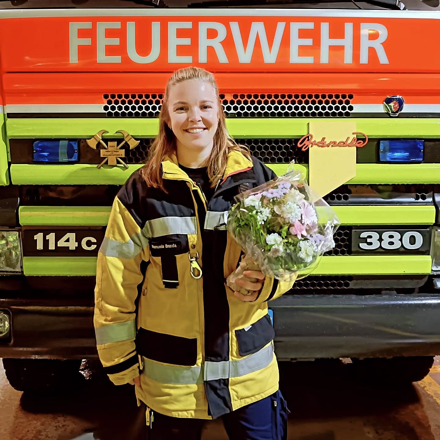 Liebe Manuela, voller Stolz durften wir Dich an unserer Sommerschlussübung zur Offizierin befördern. Wir wünschen Dir viele spannende und herausfordernde Momente und sind überzeugt das Du diese bravourös meistern wirst.💐
Manuela ist übrigens neben Fiona unsere zweite Offizierin in unserer Organisation💪
.
.
.
.
.
.
.
#feuerwehr #feuerwehrtww #firefighter #swissfirefighter #turbenthal #wila #wildberg #tösstal #feuer #beförderung #ausbildung #weiterbildung #offizier #tlf #hobby #118swissfire #118 #blaulicht