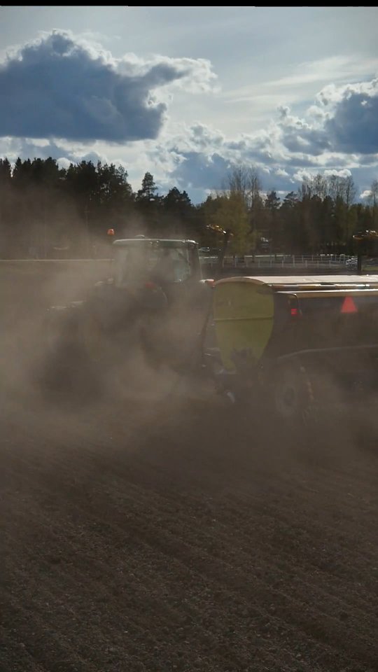 Asiakkaamme kylvötöissä keväällä 2025! 🌱 Koneessa EFIX eSteer 20 MAX jossa käytössä myös U-Turn X ominaisuus. 😎
#efix #agronav #automaattiohjaus #johndeere #junkkari