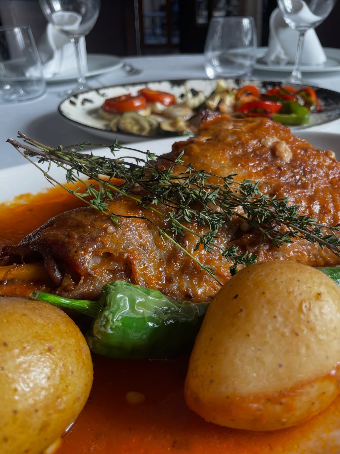 🔥 Tradición, producto y fuego.
En El Soto de Vulcano elaboramos platos tradicionales a la brasa, respetando el producto y aportando nuestro sello con rigor y carácter.
Una cocina honesta, basada en la calidad y el respeto por la tradición.
Ven y comparte buenos momentos con nosotros
El Soto de Vulcano 🔥
📍 Carril del Soto, 14. (Junto al paseo del Malecón)
📞 667 384 568 / 968 953 945
#ElSotoDeVulcano #CocinaDeFuego #ProductoDeCalidad #Tradición #MurciaGastronómica Brasa