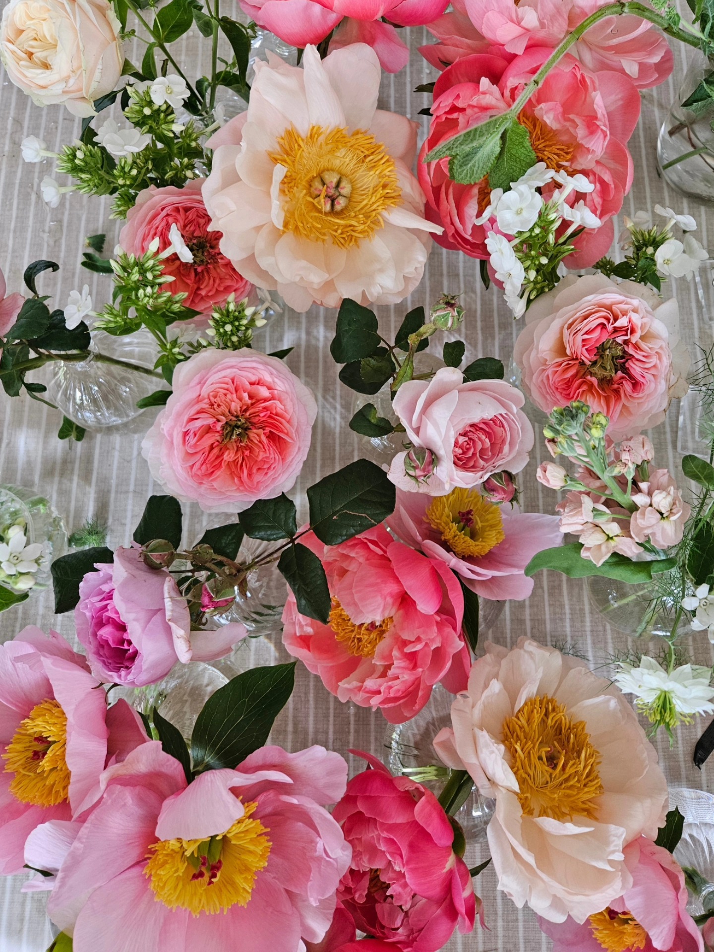 This was my work bench last week.... popping peonies. Kind of having a week off... intermingled with cleaning candles sticks, laundry and keeping up with emails and ironing.
Also trying to recover having at least 20 sets of rolling eyes at me last night.. whilst explaining to Church Flower Ladies there are alternates to Oasis.... !!! Not enjoyable 😒 , but necessary.
Anyhow just about to run off to London with my legendary Sarah from @woodlarkinginsomerset to check out the Garden Museum British Flower install.. Sarah trusted with blooms many a moon ago.. and we have finally got round to actually going to a flowery day in London... only took a decade!
#dorsetflorist.#flowers.#florals.#weddingflowers #floristlife .#floralstudio #flores.#floralheaven #peonies #coralcharmpeony #theworkbench #floralliving