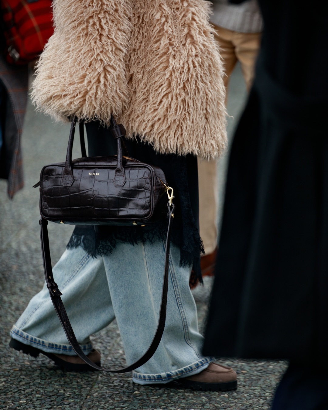 Mała forma, mocny charakter.
Skóra o wyrazistej fakturze, idealna proporcja i kolor, który pasuje do wszystkiego – od futrzastego płaszcza po prosty denim.
To model, który nie krzyczy trendami, tylko zostaje w szafie na lata.
@martyna_mierzejewska na @pittiuomo_official