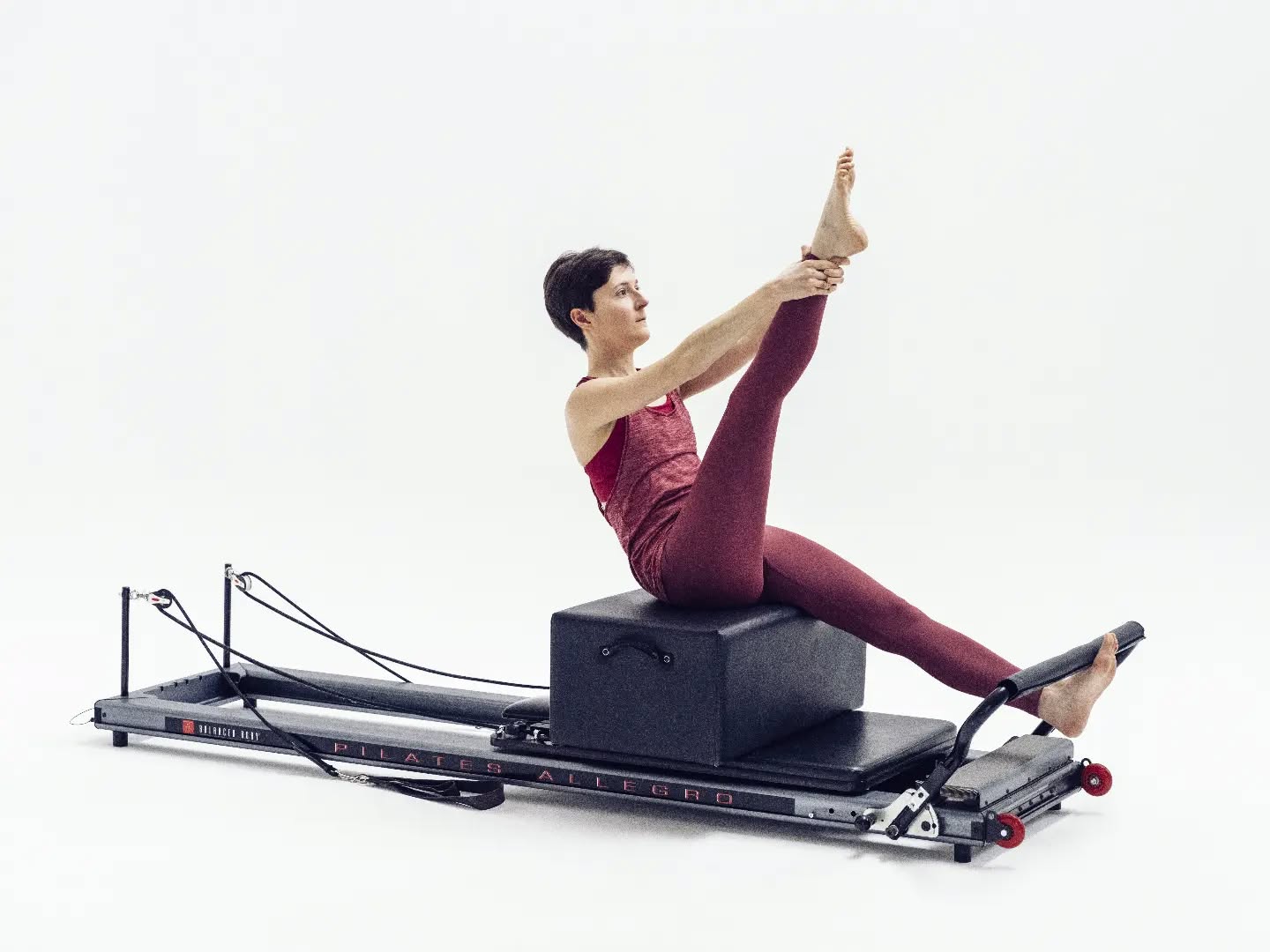 This is the start and finish position of 'climb a tree', a challenging reformer exercise for the whole body.
To get into it, you stretch the gesture leg forward and up: the hands help you deepen the stretching sensation.
At the same time, you control the shoulders, so they stay relaxed and away from your ears.
Lastly, the core works hard to keep you balanced and upright.
But this is only the starting point of the exercise! Want to know what happens next? Stay tuned and look out for next week's post...
Picture credit: @moonwalk.studio