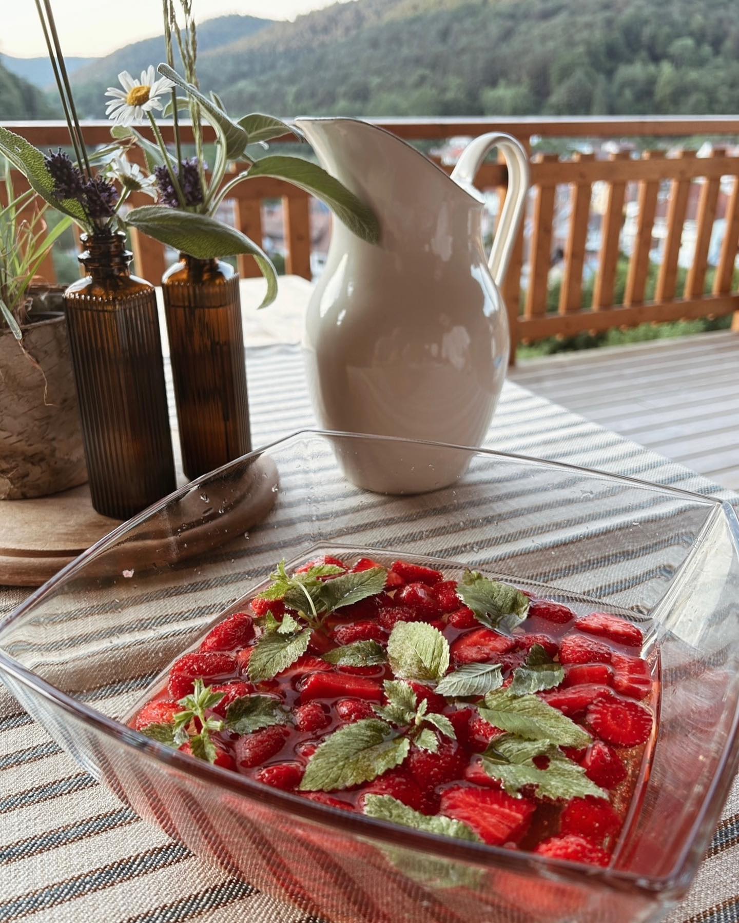 Beginning of August, strawberry season is almost over. Anyhow, an ice-cold and fresh strawberry punch will set out mood for an endless summer. 🍓