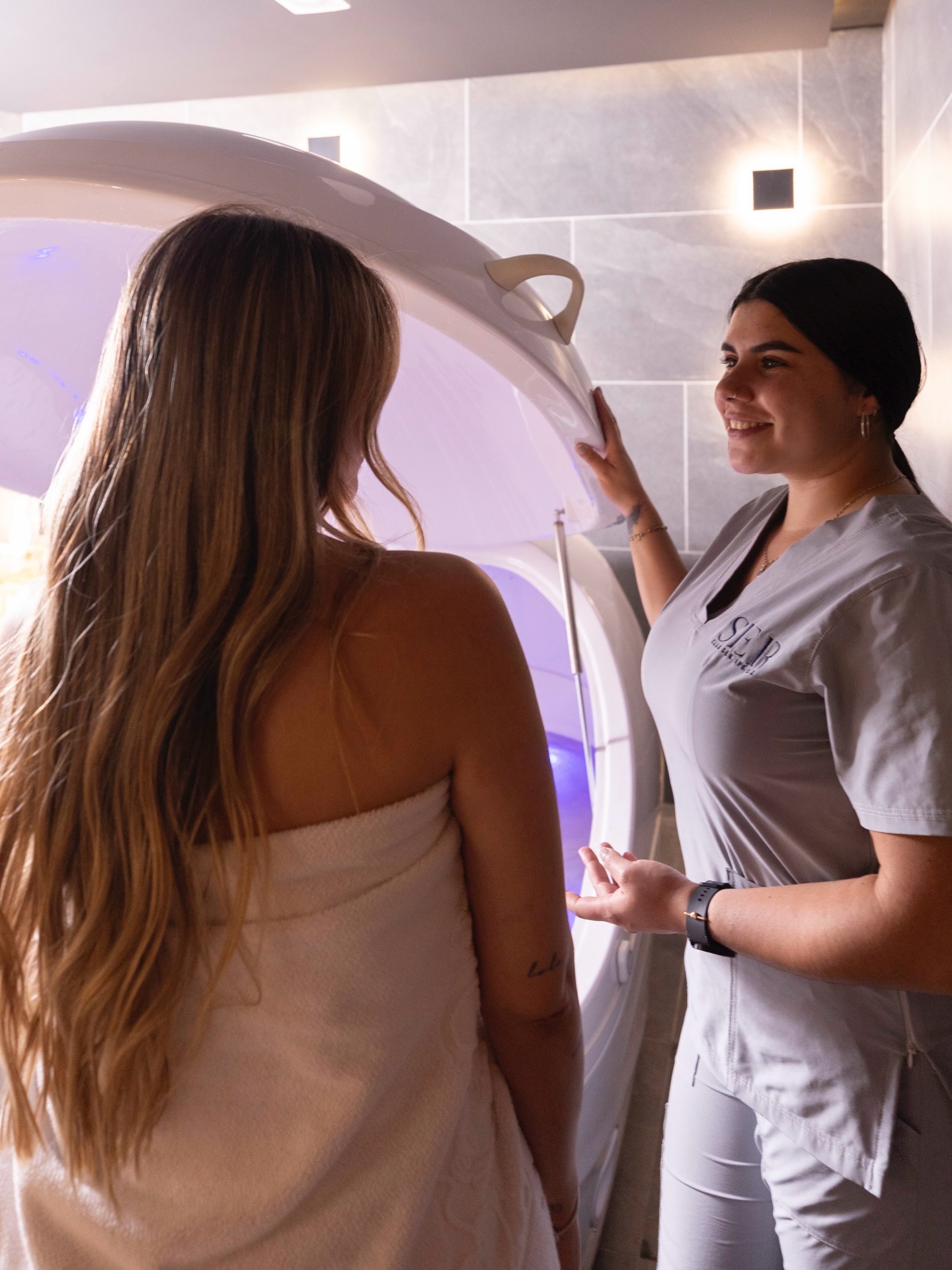 Flotar también es soltar 💧
Aquí no vienes solo a relajarte… vienes a desconectarte del ruido, del estrés y del mundo por un momento.
Sumérgete en nuestra cámara de flotación con más de 300 kg de sales de magnesio (Epsom), que ayudan a aliviar el estrés, reducir la tensión muscular y brindar beneficios antiinflamatorios, mientras tu cuerpo descansa y tu mente se reinicia.
Una experiencia que no se explica, se vive.
📍 Vive la experiencia Club SER
📲 Reserva tu sesión hoy por DM o al link de nuestra biografía