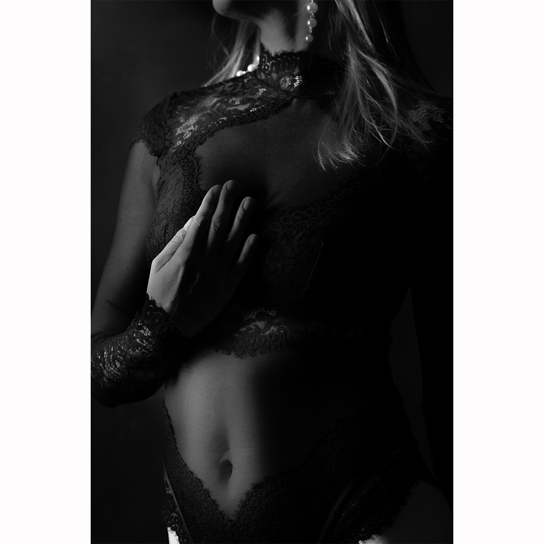 BOUDOIR FOTOGRAFIE . . Die Shootings im Factory Loft in Köln waren ein voller Erfolg! Ich freue mich, diese Sessions nun auch in meinem Mini-Home-Studio anbieten zu können. Persönliche Anfragen gerne per Mail oder über Instagram Nachricht! . #boudoirfoto #boudoirfotografieköln #lichtexperimente #homestudio #köln #reisezudirselbst #fotografköln #sinnlichefotografien #sinnlichefotoshooting #kölnfotograf #schwarzweiss #schwarzweissfotografie #schwarzweißfotos #boudoirfotos