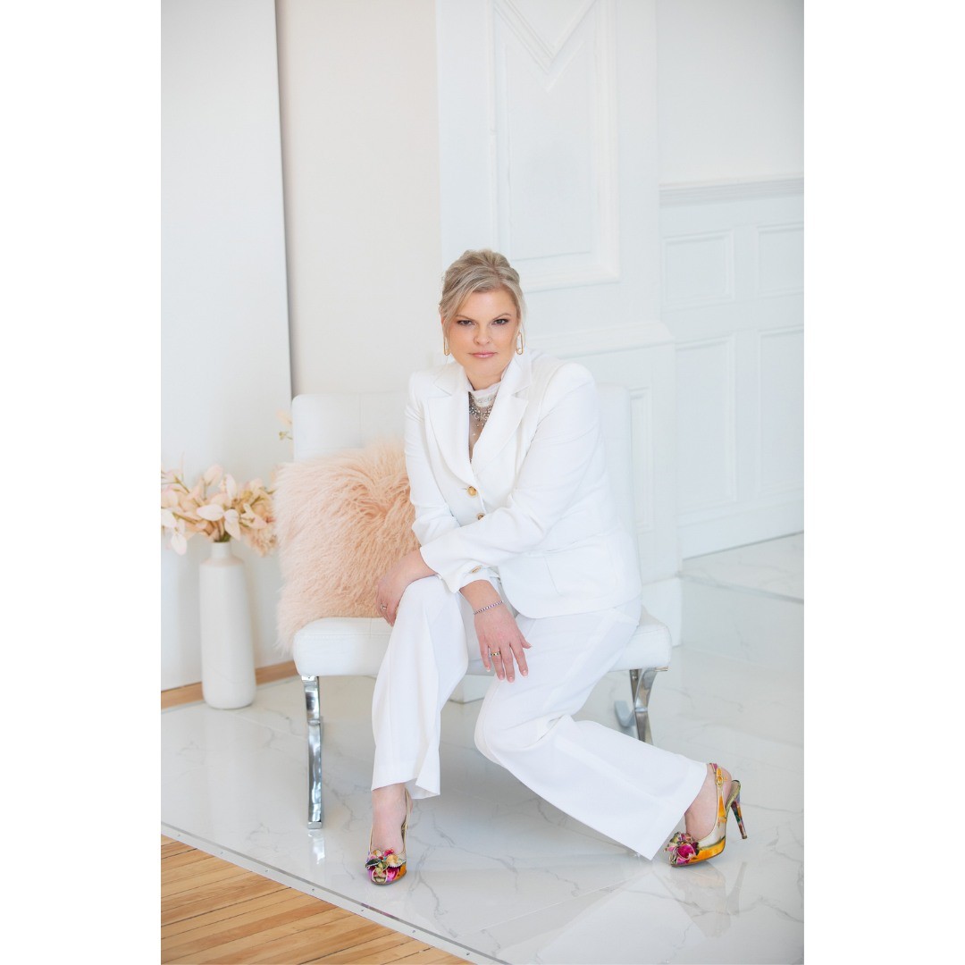 Just a girl boss building her empire✨
#studioleciel #studiophoto #photographie #passionphoto #lifestylephotography #photography #photoshoot #quebec #girlboss #businesswoman #boss #likeaboss #powerfullwoman