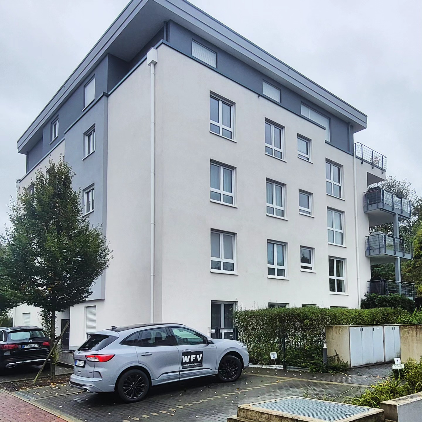 Eine unserer neuen Liegenschaft in Friedberg. Zwei WEGs teilen sich eine gemeinsame Tiefgarage. Die Wärmeerzeugung des Neubaus der Firma @dietmarbuecher erfolgt durch ein #blockheizkraftwerk. Ein sehr spannendes Thema, welches viel Aufklärungsarbeit für die Eigentümer bedeutet.
#hausverwaltung #neubau #tiefgarage