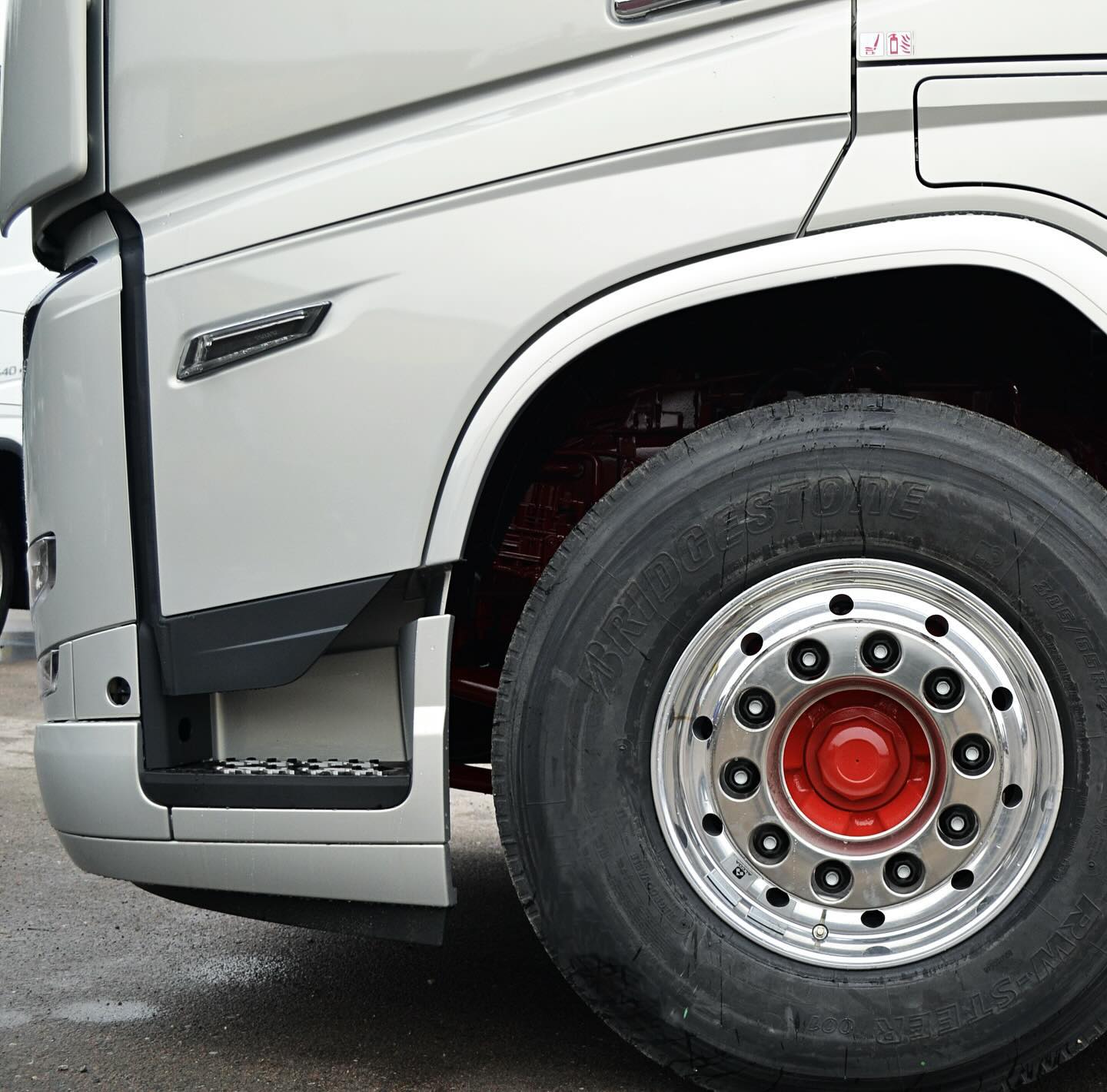 Modern och stilren look!
Varje detalj är noggrant utförd, perfekt finish och lacken glänser i solen.
Fråga oss om lackering nu 070-584 84 22
#Lastbil #Lastbillack #Lastbillackering #Göteborg #Hisingen #HovgårdesYtskydd