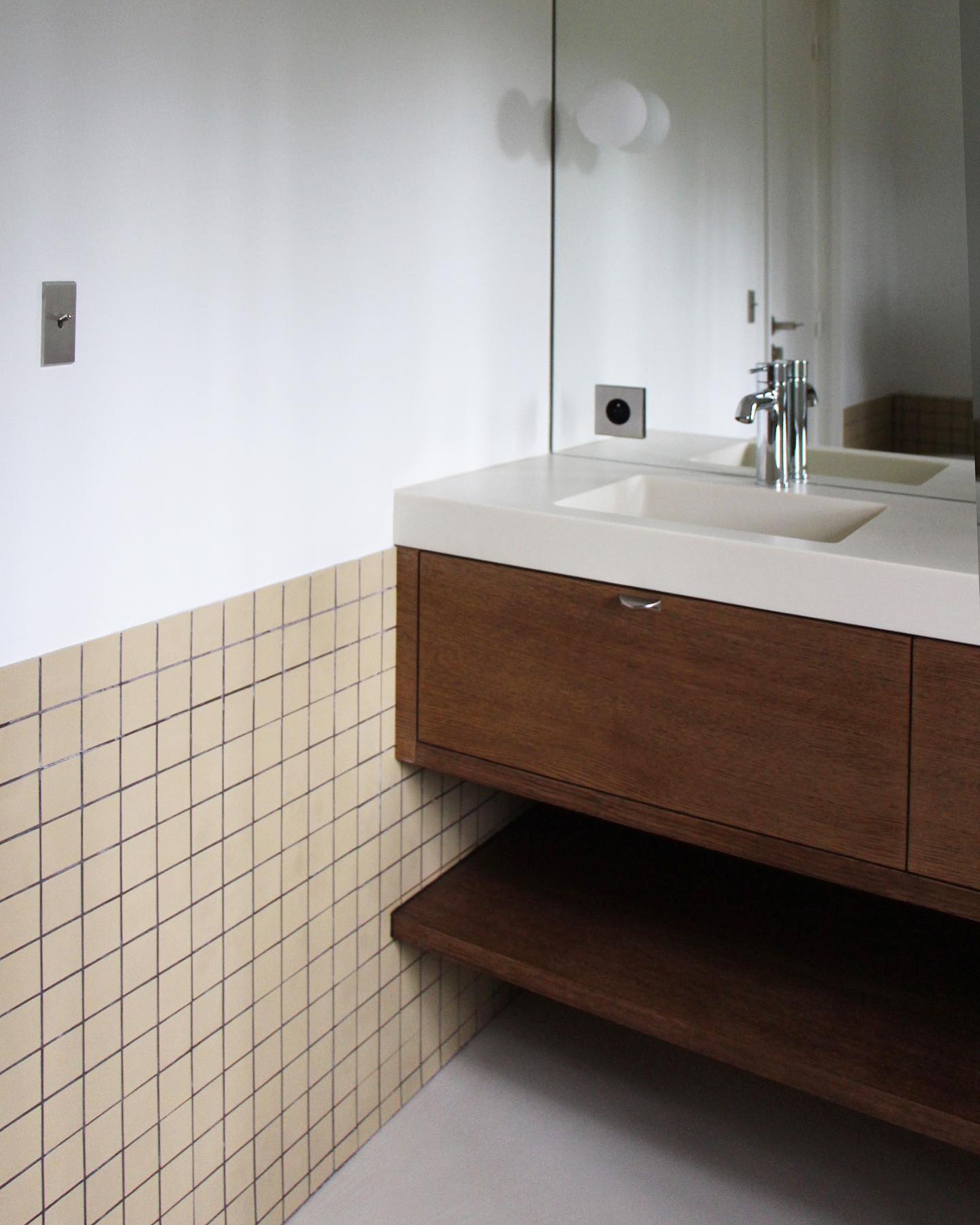 Et voici la salle de bain enfant avec le meuble double vasque sur mesure en @kerrockfrance. Un joli carrelage @winckelmanstiles_official. Des interrupteurs @modelec_interrupteurs
Un béton ciré ivoire.
#surmesure #meublevasque #salledebain #architectureinterieure #materiauxnaturels