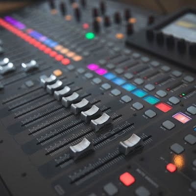 🎤 Herzlich willkommen bei
RR Eventtechnik! 🎶
Du planst ein Konzert für deine Band oder eine unvergessliche Geburtstagsfeier? Ich bin Ryan Riegler und stehe bereit, um sicherzustellen, dass der Klang genau so wird, wie du es dir vorstellst.
Mein Fokus liegt auf kleinen Bands und privaten Feierlichkeiten, wo ich mit meinem topmodernen Mischpult, dem Behringer X32, live den Ton zaubere, um sicherzustellen, dass die Musik perfekt zu deinem Event passt. Lautsprecher kann ich mitbringen, (bei bedarf kann auch gerne eigenes material eingebaut werden) und ich sorge für den optimalen Sound.
Bei Geburtstagspartys setze ich auf Qualität mit einer Aktiven PA, bestehend aus zwei the box pro DSX 112 und bei bedarf zusätzlich mit dem Fun Generation Party Set L von Thomann für eine unkomplizierte Lösung.
Ich biete nicht nur die Ausrüstung, sondern kümmere mich auch um Installation und Bedienung, sowohl vor als auch während des Events. Wartung und Support sind für mich selbstverständlich, denn dein Event soll reibungslos und unvergesslich sein.
Mit dem Behringer X32 eröffne ich kleinen Bands ungeahnte Möglichkeiten in der Audiotechnik. Was mich auszeichnet? Profi-Qualität und Sicherheit stehen an erster Stelle. Ich lege Wert auf Professionalität und sorge dafür, dass der Sound nicht nur gut, sondern perfekt ist.
Musikgenres? Ich bin flexibel und mische fast alles. Von Pop bis Rock - erlebe die Welt des erstklassigen Sounds mit RR Eventtechnik! 🎵✨