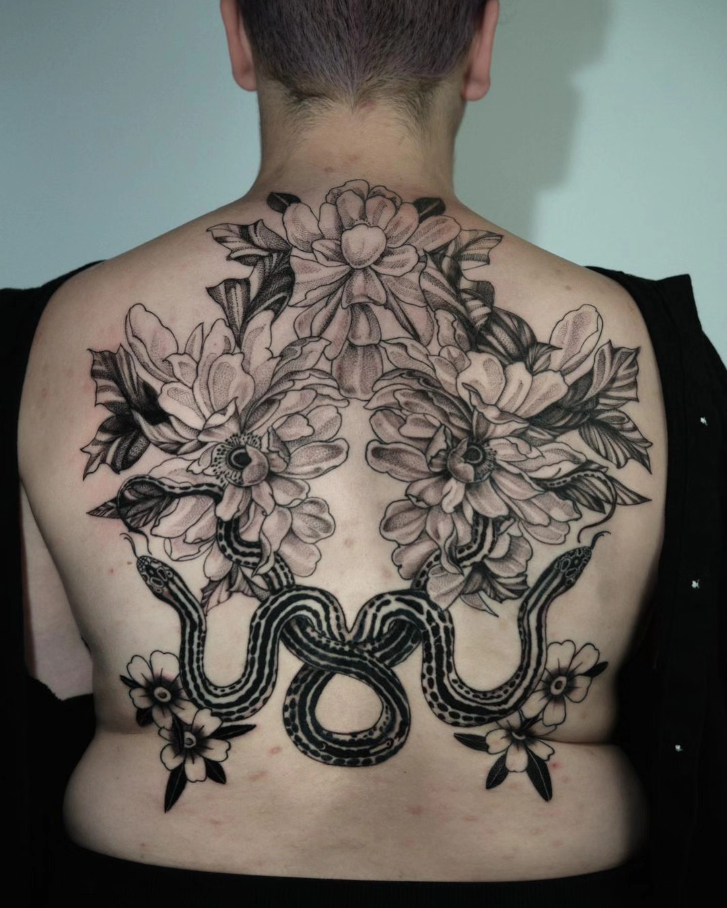 Illustrative blackwork back tattoo by resident artist @hiralupe_tattoo Oakland California bay area