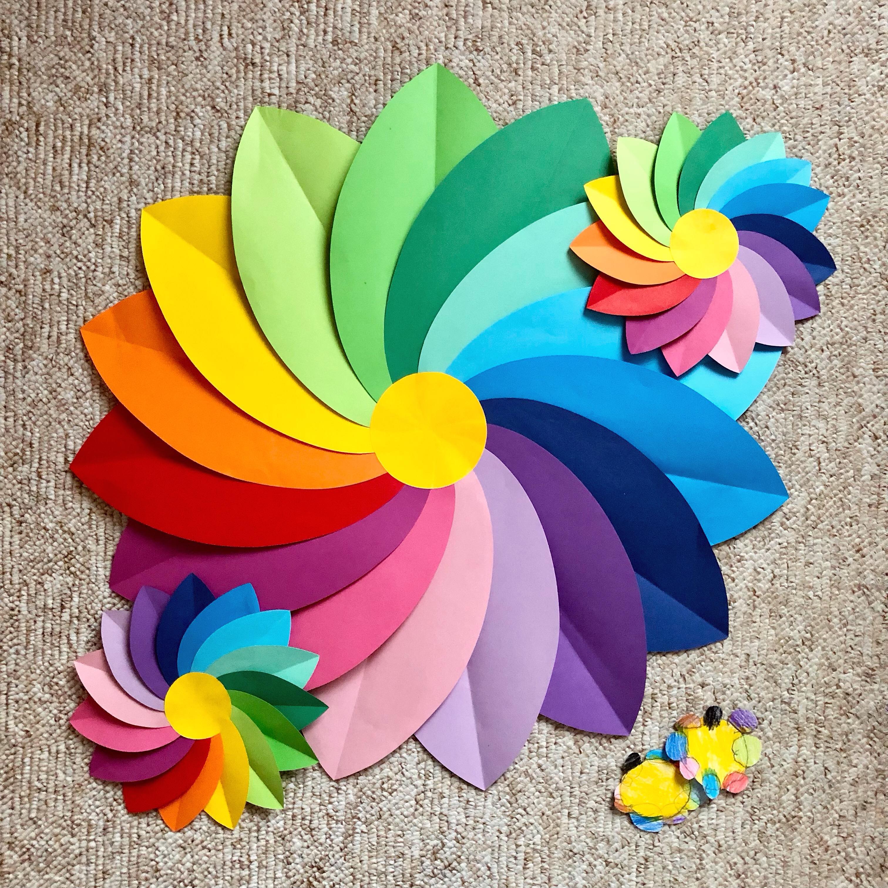 Throwback Tuesday… Vor knapp einem Jahr haben wir diese tollen Gute-Laune-Blumen gebastelt (die große schmückt unser Zuhause, die kleinen wurden verschenkt). Tolle Idee vom @kikaninchen 🩵.
.
.
#bastelnmitkindern #justsmile😊 #momslife💕 #toddlerlife #toddlermomlife #livingwithatoddler #regenbogenfarben #regenbogenblume #gutelauneblumen #gutelauneblume #gutelaune #colorfulpaperflowers #buntpapier #dasbaumhaus #kika #kikaninchen #buntistmeinelieblingsfarbe #farbenfroh #buntesleben #ilovecolors #rainbowcolors #colorfullikearainbow #tonpapier #papierblumen #throwbacktuesday