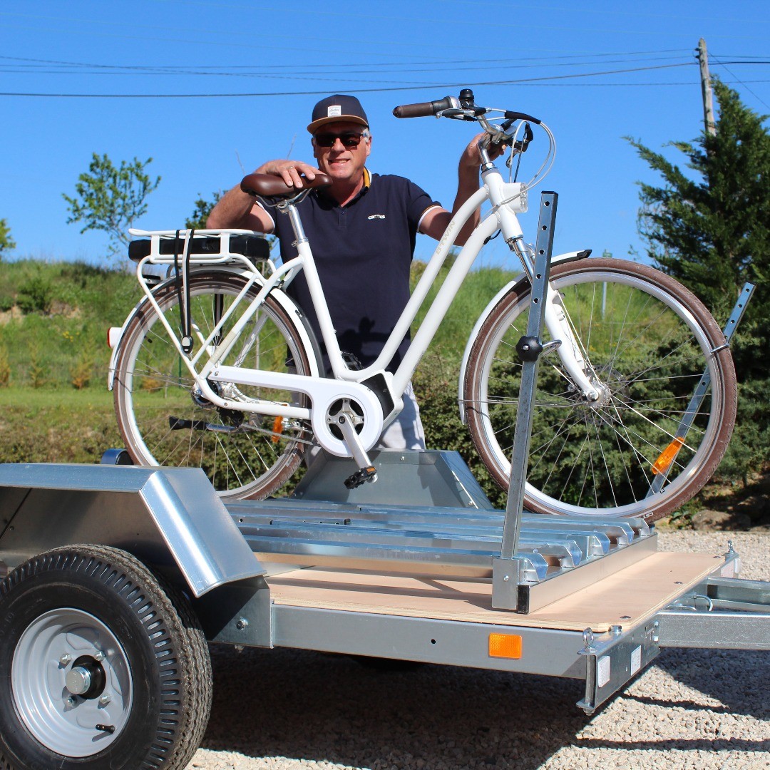 Nice to meet you: my name is Rob, owner of Vél'Aude! / Enchanté de vous rencontrer : je m'appelle Robert, propriétaire de Vél'Aude! / Leuk je te ontmoeten: mijn naam is Rob, eigenaar van Vél'Aude!
🇬🇧 In Holland, people are almost born on a bike, and cycling is an essential way of transport. Rob continued cycling when he moved to the Limoux winemaking region. He found out that e-bikes make the hilly area accessible to all of us! Because Rob knows the area well, he will give you detailed routes, maps, and advice. He wants to make sure you will see the best of the countryside!
🇫🇷 En Hollande, les gens naissent presque à vélo et le vélo est un moyen de transport essentiel. Rob a continué à faire du vélo lorsqu'il a déménagé dans la région viticole de Limoux. Il a découvert que les vélos électriques (VAE) rendent la région vallonnée accessible à tous! Parce que Rob connaît bien la région, il vous donnera des itinéraires détaillés, des cartes et des conseils. Il veut s'assurer que vous verrez le meilleur de la campagne!
🇳🇱 In Nederland worden mensen bijna op de fiets geboren en is fietsen een essentieel vervoermiddel. Rob bleef fietsen toen hij naar de wijnstreek Limoux verhuisde. Hij ontdekte dat e-bikes het heuvelachtige gebied voor ons allemaal toegankelijk maken! Omdat Rob de omgeving goed kent, geeft hij je gedetailleerde routes, kaarten en advies. Hij wil ervoor zorgen dat je het beste van de omgeving ziet!
#Limoux #Aude #audetourisme #limouxtourisme #ebike #ebikeadventures
www.velaude.com