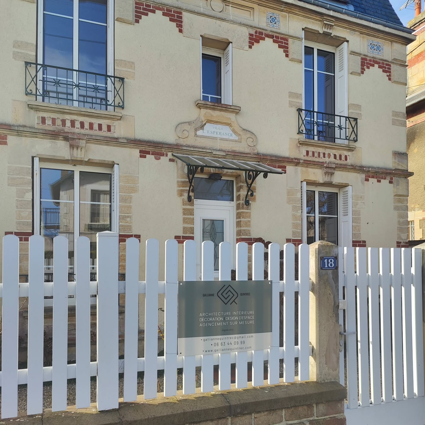 Les nouveaux panneaux sont arrivés et déjà posés dont 1 sur cette belle demeure ❤️ c'est parti !
#architectedinterieur #designerinterior #agencement #renovation #gallishop