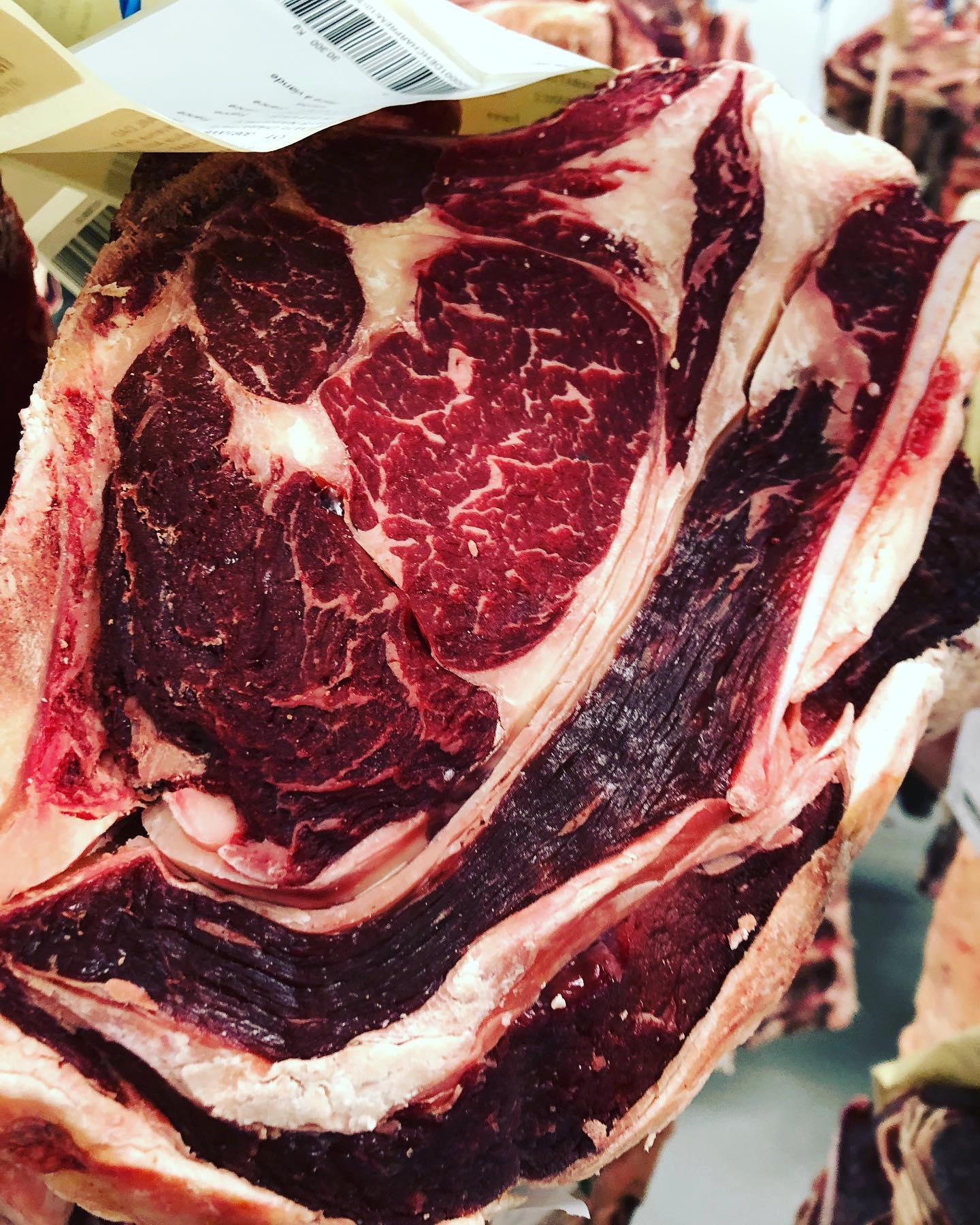 Je suis un charolais premium, finition céréales, j’ai été massé et élevé avec brio, je vous attends … #viandematuree #boucherielyonnaiseorigine #corbas