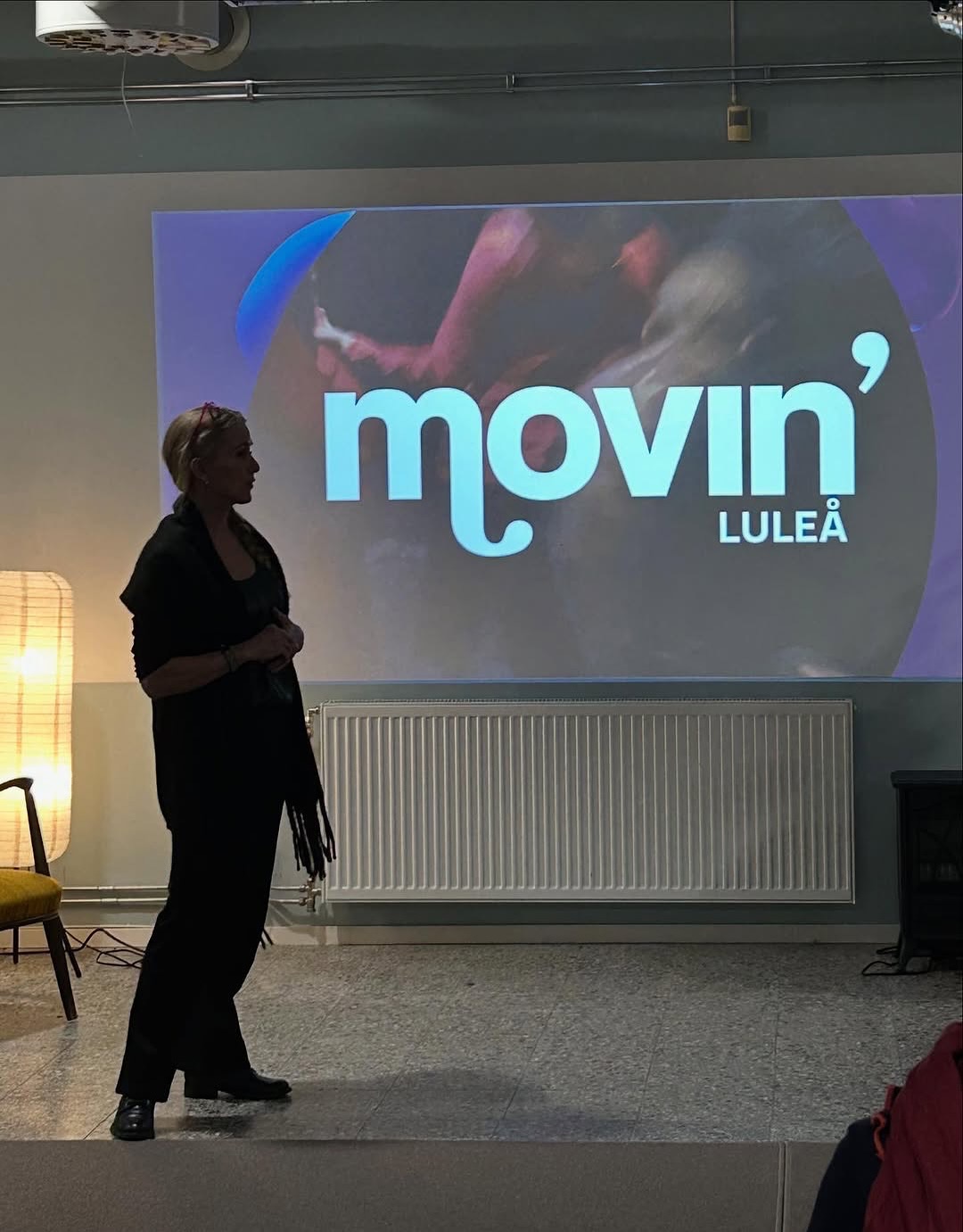 @reshare • @aktivitetshusetkubben Tack för en lyckad informationsträff och så fint att se så stort intresse för MOVIN’ 🙌
Måndagsgruppen är redan full, vilket är fantastiskt.✨
Det går fortfarande bra att anmäla sig som reserv, och det finns platser kvar i fredagsgruppen för dig som vill vara med. Först till kvarn gäller.
Vi är på Aktivitetshuset Kubben är väldigt glada över att @movinnorth, som drivs av @moskoselcreativelab, kommer till oss!😊
Och för dig som bor närmare Råneå eller vill ha ett annat alternativ startar över en grupp på torsdagar, med start 12 februari, i Råneå Medborgarhus.
Varmt välkommen att anmäla ditt intresse och bli en del av gemenskapen! 😁✨
@movinnorth