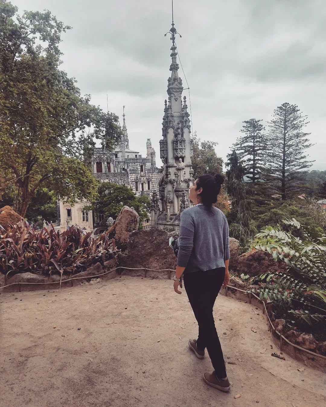 No início dessa semana eu sonhei com um lugar que me parecia comum. Tinha paredes de pedra e me fez lembrar um cenário bucólico, pensei que até medieval.
Era bucólico mas não era como um conto de fadas, era mais profundo, tinha mistério muito mistério, e, apesar disso, eu não tinha medo.
Aconteceu que hoje, por conta de outro assunto, eu me vi numa fotografia na Quinta da Regaleira, em Sintra, e imediatamente a sensação do sonho voltou, assim, como de sobressalto. Era meu espírito confirmando que a sensação do sonho era a mesma que eu tive quando me vi desvendando aquele lugar. E logo lembrei que a Quinta da Regaleira foi "casa" para o Ocultismo e, de alguma forma, perpetuou os ensinamentos de Hermes Trismegisto (Toth/ Caibalion). Daí todo o mistério sentido.
Decidi deixar aqui essa foto pra duplamente ilustrar o sonho, e o que eu vi por lá e não postei na época. Um #tb de 2019.
Eu acredito que sonhos são potentes e, para quem desperta níveis de conexão e expansão mais profundos, sonhos podem ser guia para a vida. Sigo empolgada pra receber o que o grande mistério me reserva. ❇️