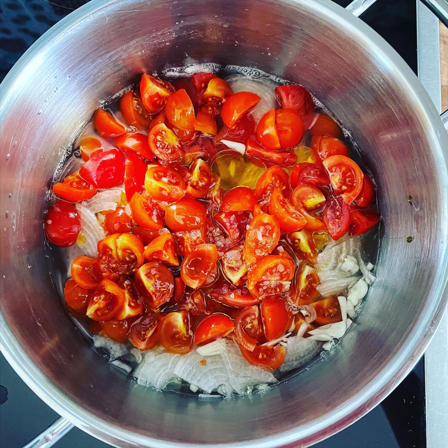 One pot and a few local ingredients, or: just my idea of lazy warm weather cooking: recipe on #smittenkitchen: ‘one-pan farro with tomatoes’ #farro #spelt #dinkel #tomatoes #garlic #onion #chili #basil #onepotmeal #whenincalabria @smittenkitchen #veganrecipes #vegan