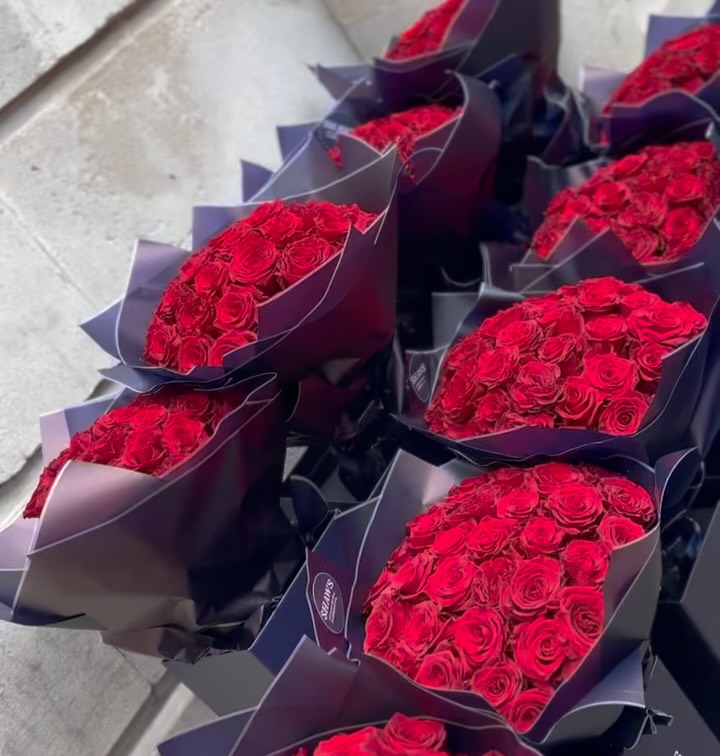 Valentine’s came early for one lucky lady🌹
Ten of our signature rose domes featuring Red Explorer and Red Heart roses.
Available to order via our website — link in bio.