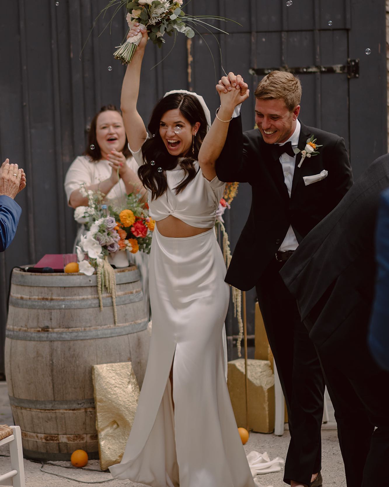 Montag kann man auch mal mit ein bisschen Applaus in die Woche starten, oder? 👏🏻 Ich liebe diesen Moment, die Musik startet, ihr habt gerade Ja gesagt, Ringe getauscht, es war emotional und alle waren aufgeregt. Davor gab es viel zu planen, vielleicht habt ihr Euch an dem Tag noch gar nicht richtig miteinander sprechen können. Aber jetzt ist die Zeremonie vorbei und die Anspannung weicht, gleich gibt’s ein Getränk und Eure Lieben dürfen Euch drücken. Next stop: Feiern, tanzen, essen, quatschen, lachen! Auf geht’s! 🚀🤍
.
.
.
📸 @shotbyflo Tausend Dank, grandiose Bilder!
👩❤️👨 @alidaabs & Max. I love your love!
💐 @frankfurtflowers 👌🏻
.
.
.
#freietrauung #freierednerin #freierredner #boudierkoeller #heirateninderpfalz #heirateninhessen #wedding #hochzeit #weddingdress #hochzeitsdeko #party #love #wirheiraten #inspo #weddinginspo #applause #isaredet #darmstadt #verlobt #brautstrauß #yeah