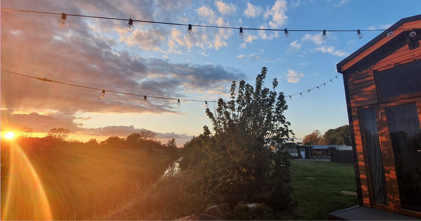 Noch ein paar Sonnenuntergänge am TinyHaus in Delve sind buchbar diesen Sommer!
First come, first serve!
#tinyescapehamburg #tinyescape #escapehamburg #naturerlebnis #reisenindeutschland #travelgermany #weroamgermany #minimalism #rückzug #zufluchtsort #trip #weekendtrip #tinyhouserentals #tinyhouserental #tinyhousebuild #tinyhouseairbnb #airbnbhomes #airbnbcabin #tinycabin #cabinstay #cabinrentals #glampinghub #tinyhouseonwheels #adventurehomes #sternenhimmel #loftbed #sleepoutside #adventure