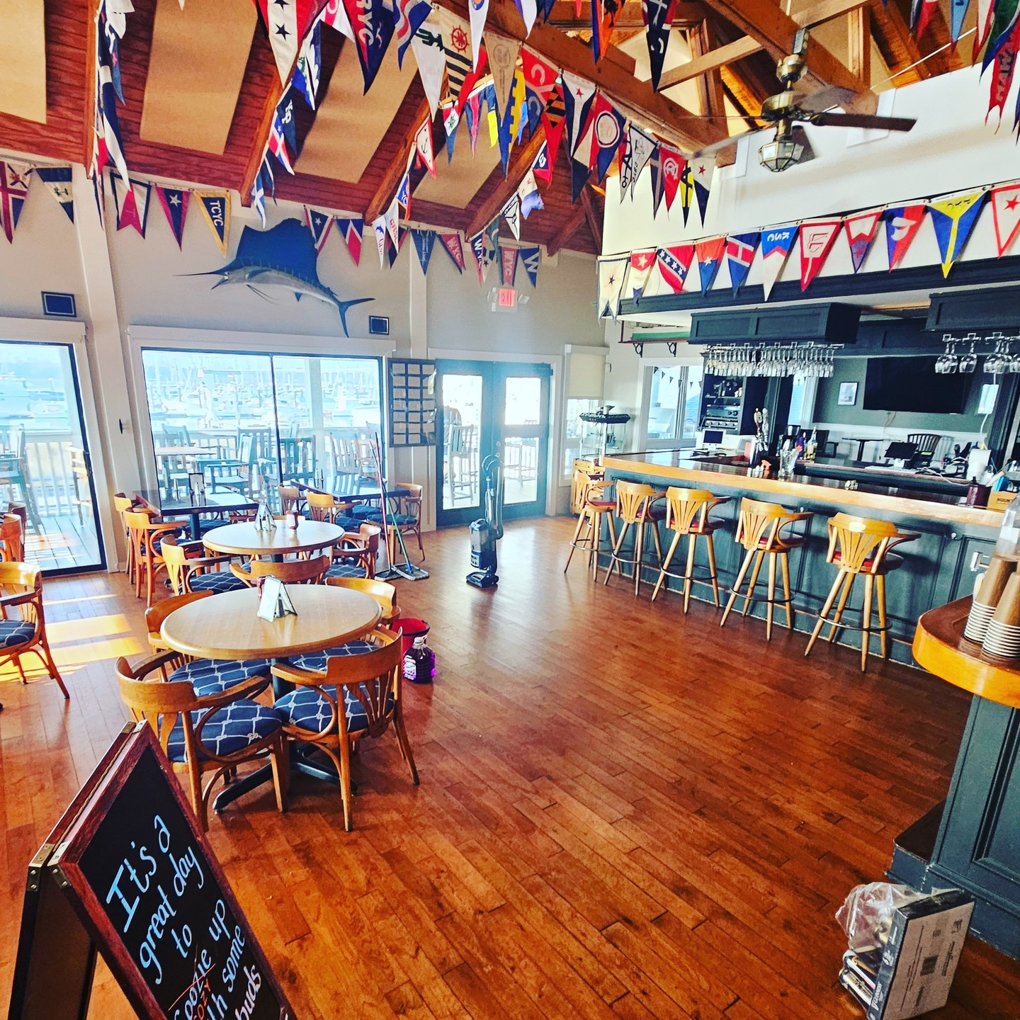 Snow gone, clean in! Good morning Charleston, we're up and running, 25 cleans on the books for us today, including for these wonderful Downtown clients - let's go!❤️🔥🧽👏 #CommercialCleaning #OfficeCleaning #IndustrialCleaning #BestCleaners