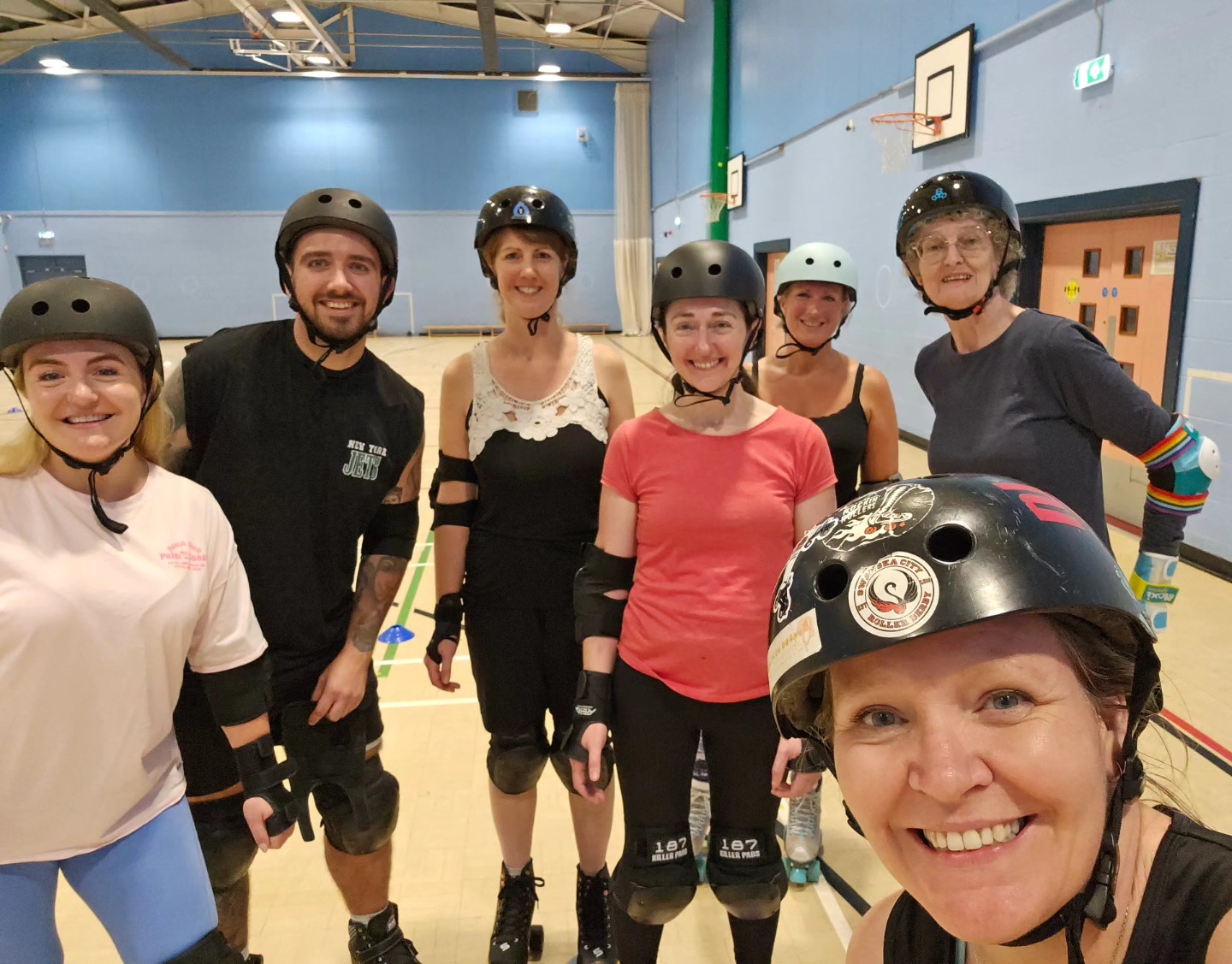 Tonight's skills and agility session was a drill down into weaving and tight turns. This lot were brilliant!
I was so impressed with the confidence that they showed in trying something new and how quickly they all got it! Well done, you absolute beauties!
Tuesdays are ace 👌
Join us next week, where we will drill down and practice another skill!
Www.skatefitness.co.uk to book your slot
#skatefitness #fitnesscanbefun ##rollerskating #ploughstops #achybutt #lateralmovement #IfYoureNotFallingOverYoureNotTryingHardEnough #learntoskate #crossovers #swansea