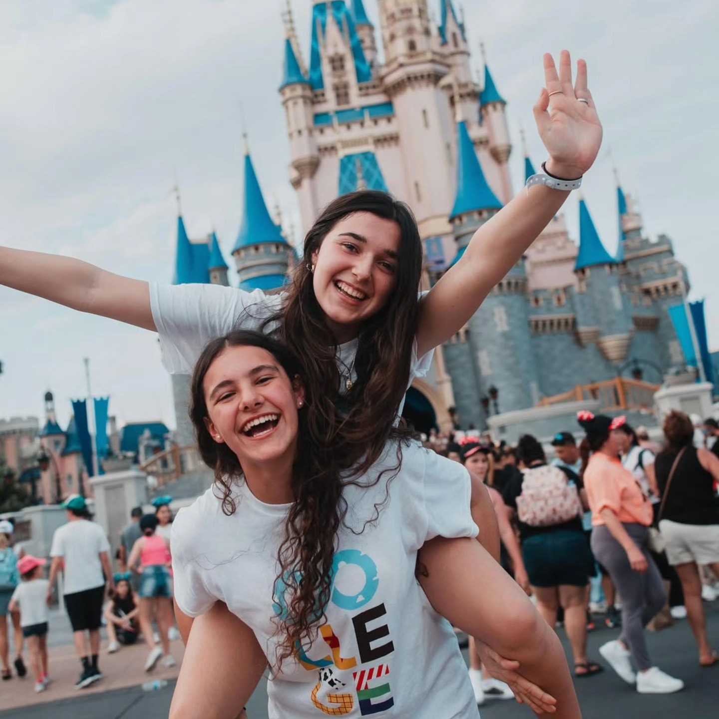 Viajar con amigos es crear recuerdos inolvidables juntos, compartir risas y emociones que duran para siempre💖💘
#Disney #ArenasTrip @college.uy
