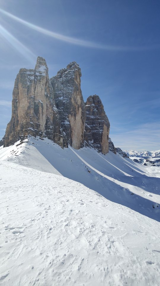 Ciaspolata alle Tre Cime da Misurina.
Descrizione, dettagli, consigli e traccia gpx sul mio sito (link in bio)
P.S. video girato nel 2025
#trecimedilavaredo #trecimedolomiti #dolomites #ciaspolate #Dolomiti