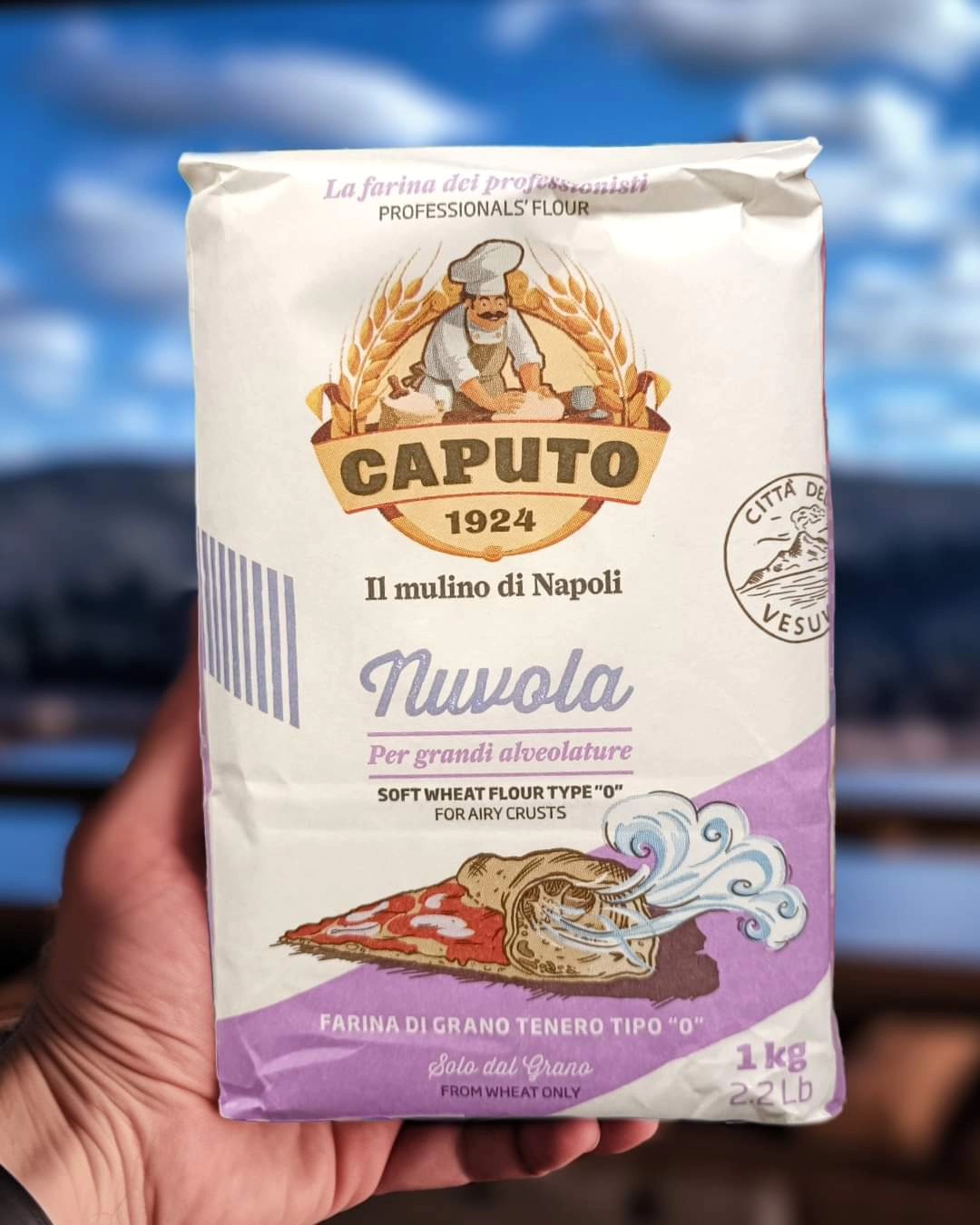 🌽 Even at home, you can enjoy a pizza with a light and digestible texture, just like those made by the great dough masters. How? Simply choose "Nuvola" by Mulino Caputo! 🍽️