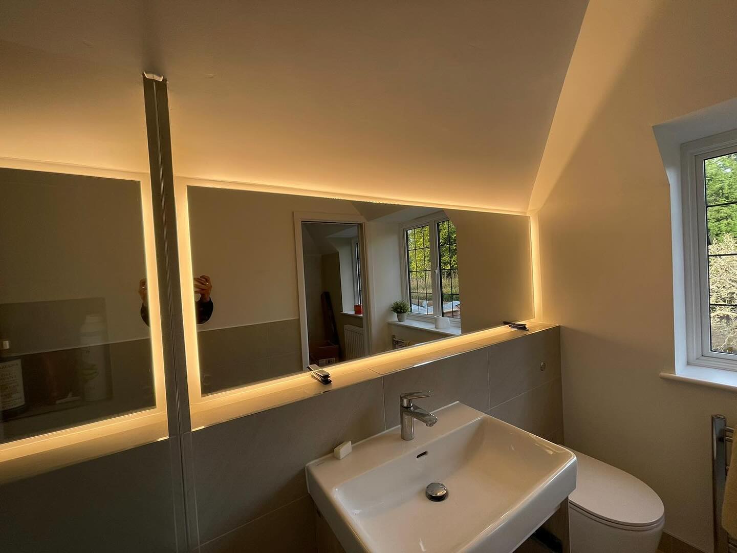 New Mirror Installation in Chalfont St Peter.
Silver mirror installed onto LED light back board w demister pad 🪩🛀
#silvermirror #install #gxhomeimprovements #mirror #bathroom