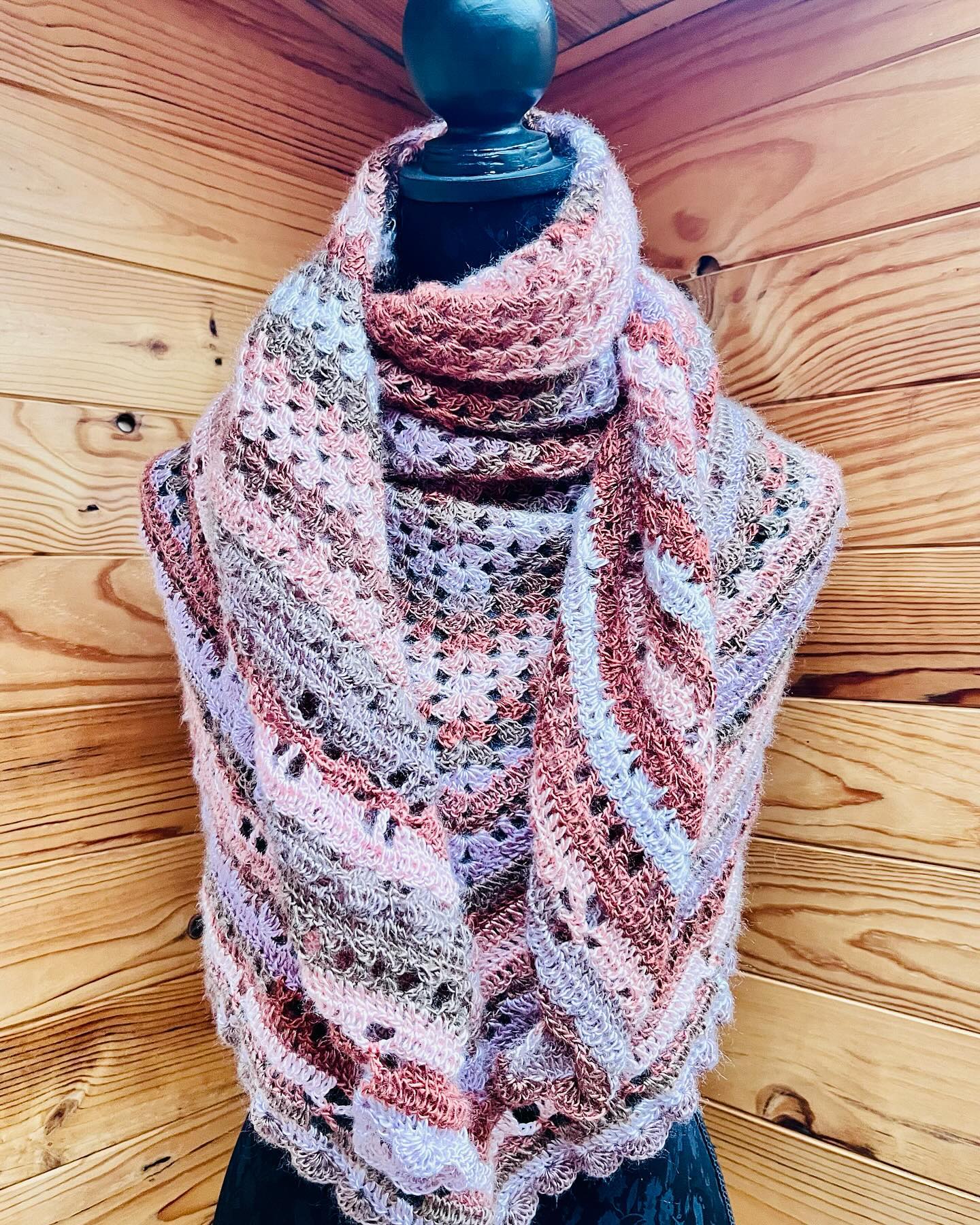 Châle Orchidée
Accessoire indispensable,ce châle est entièrement crocheté à la main avec un fil de qualité.
Il s'agit d'un fil composé de 100 % Acrylique il convient donc aux personnes veganes..
.
.
.
.
.
.
.
#chale #crochet #etsyshop #etsyseller #shawl #cocooning #bienetre