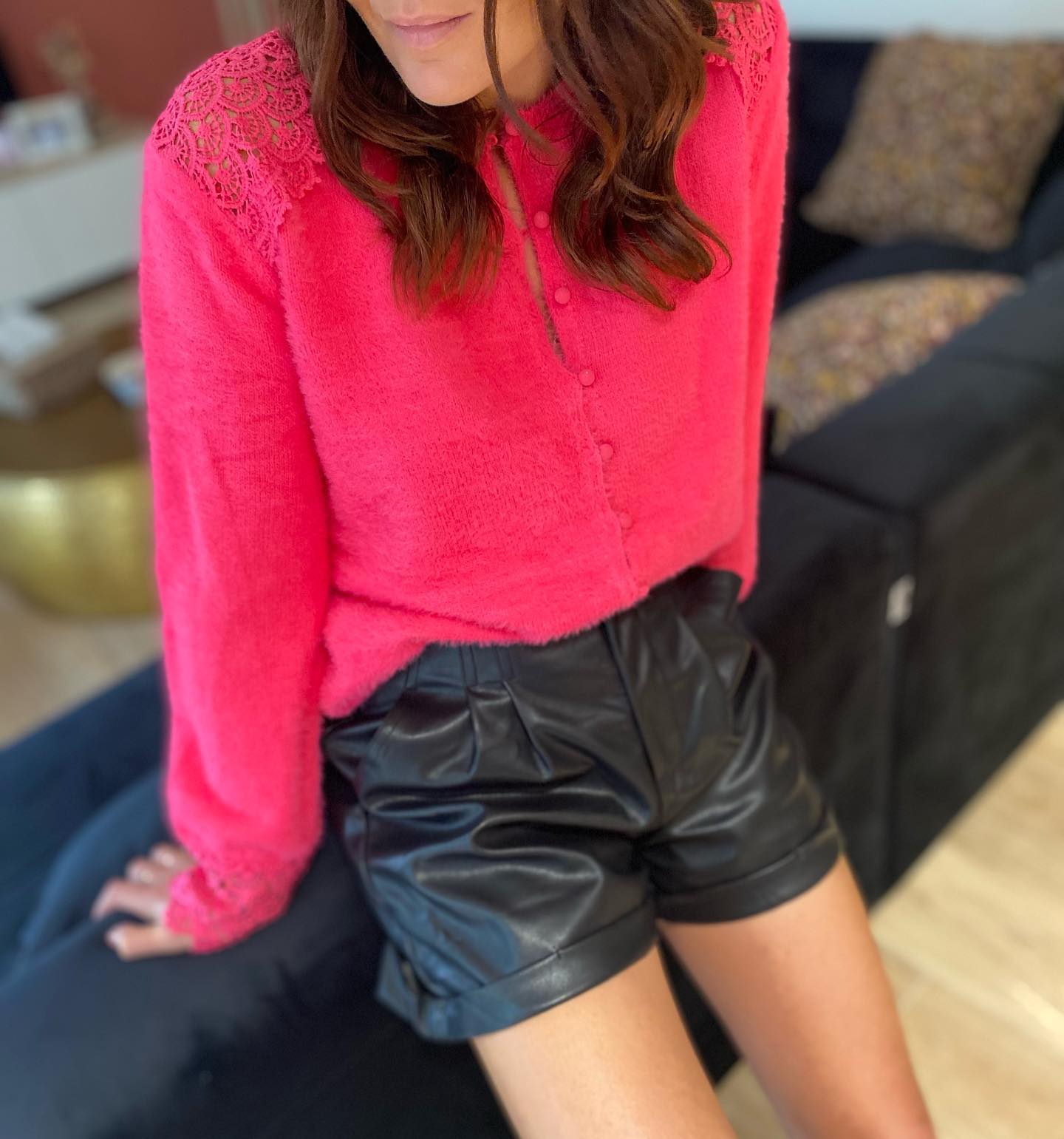 Rose 💞
Après les nuances pastel, place aux couleurs vives
Pour cette saison estivale, les looks sur vitaminés seront au rendez-vous ! Au programme : du rose fushia, de l’orange vif, du jaune ou encore du vert. Et elles débarquent toutes sur nos pièces favorites. Alors prête à mettre de la couleur dans vos tenues ?
- Gilet pull rose fushia
- Shirt simili cuir
Retrouve ce look sur la new co WILD 🐆
www.madamevboutique.com
#nouvellecollection #oodtdujour #madamev #collectionmode #ideelookfemme #madamevboutique #boutiqueenlignefemme #eshopmodefemme #eshopmode #modefrancaisefemme #tendancemodefemme #shoppingenligne #montpellier #beziers #mode #lookfemme #lookdujour #looktendancefemme #fashion #look #tenuedujour #tenuetendance #giletpull #pulltoutdoux #roselook #pullhiver #giletfemme #inspisezane #maille #maillehiver