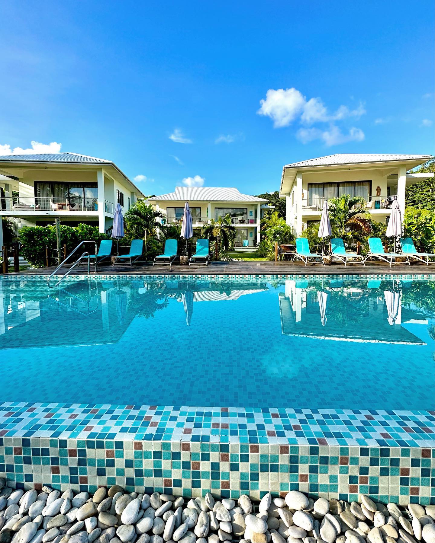 Itβs nice finding a place where you can let your body and your soul just relax.
Well if youβre on our page; your search is over π
8 self catering villas just a few steps from the pool and beach, each with uninterrupted views of the ocean. All perfectly designed to get your relaxation on
#seychelles #holiday #relax