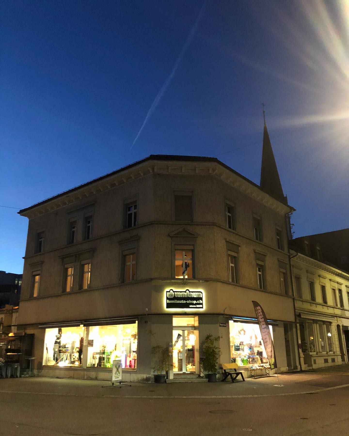 nie knitwear & accessoires goes to LUMILAUTA Olten
Es freut mich ganz besonders, dass ich in Olten meine Stirnbänder @lumilauta_shop anbieten kann.
Beni bietet seit 2009 stylische Mode, Snowboardbekleidung, T-Shirts, Schuhe & Velos an. Ausserdem führt er auch regionale Gewürze, Tee, Kaffee und natürlich die beste Gin & Tonic Auswahl.
Merci vielmals, Beni - ich freue mich ein Teil von Lumilauta zu sein.
#lumilautaolten #lumilauta #olten #nie_knitwear #knitwearolten #knitwear #slowfashion #whomadeyourclothes #stirnband #malou #geschenkideen #geschenke #wasschenkeich #warmeohren