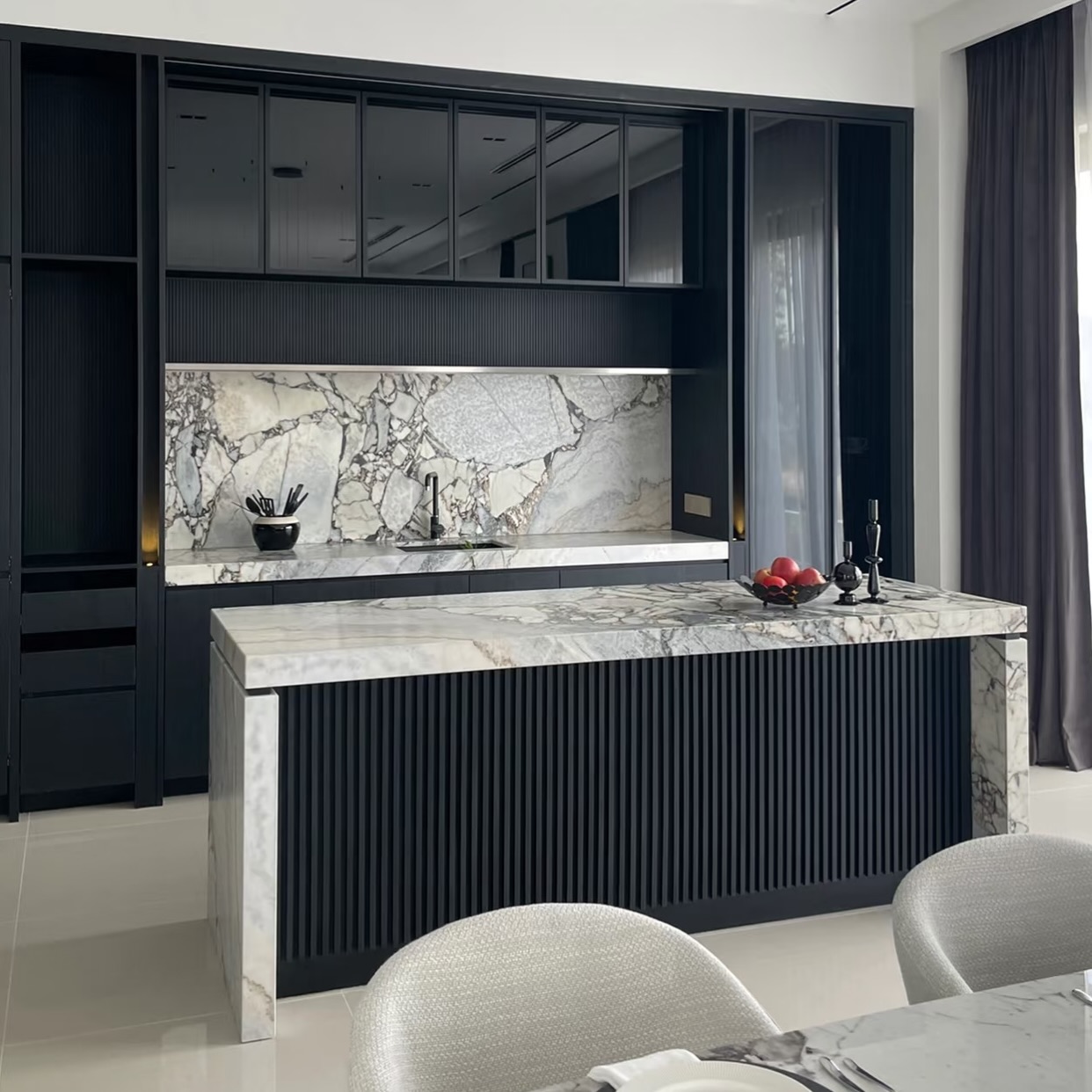 Enquiries: 81003303 Joanne (Call/WhatApp)
Bold, dark, and undeniably sophisticated. 🖤 This kitchen pairs dramatic black fluted textures with high-contrast marble to create a culinary space that feels like a private lounge. Modern luxury at its finest.
#LuxuryKitchen #BlackInteriorDesign #MarbleBacksplash #ModernHomeSG #i̇nteriorarchitecture