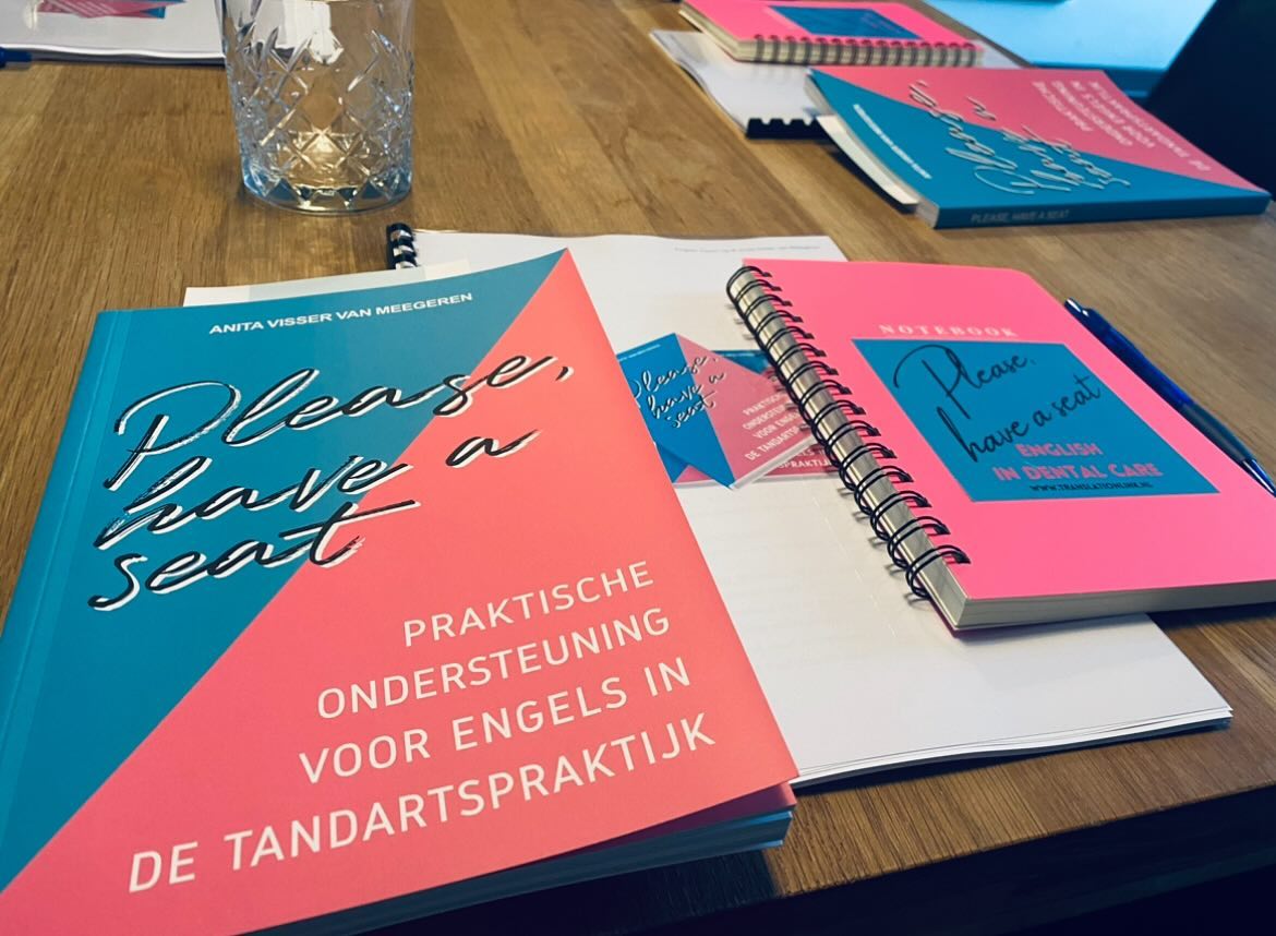 English Touch Up - Balie leert jou als baliemedewerker in 3 uur om ook in het Engels de zorgvraag te verstaan en erop te reageren in eenvoudig maar duidelijk Engels. In een kleine setting tussen vakgenoten leer je om ook in het Engels professioneel te communiceren bij jouw werk in de mondzorg! Wanneer: 22/11/24 van 10.00-13.00 uur met 2x15 min. pauze. Waar: Wassenaar. Kosten: 175 euro.
Info/aanmelding via link in bio. See you then! 😊