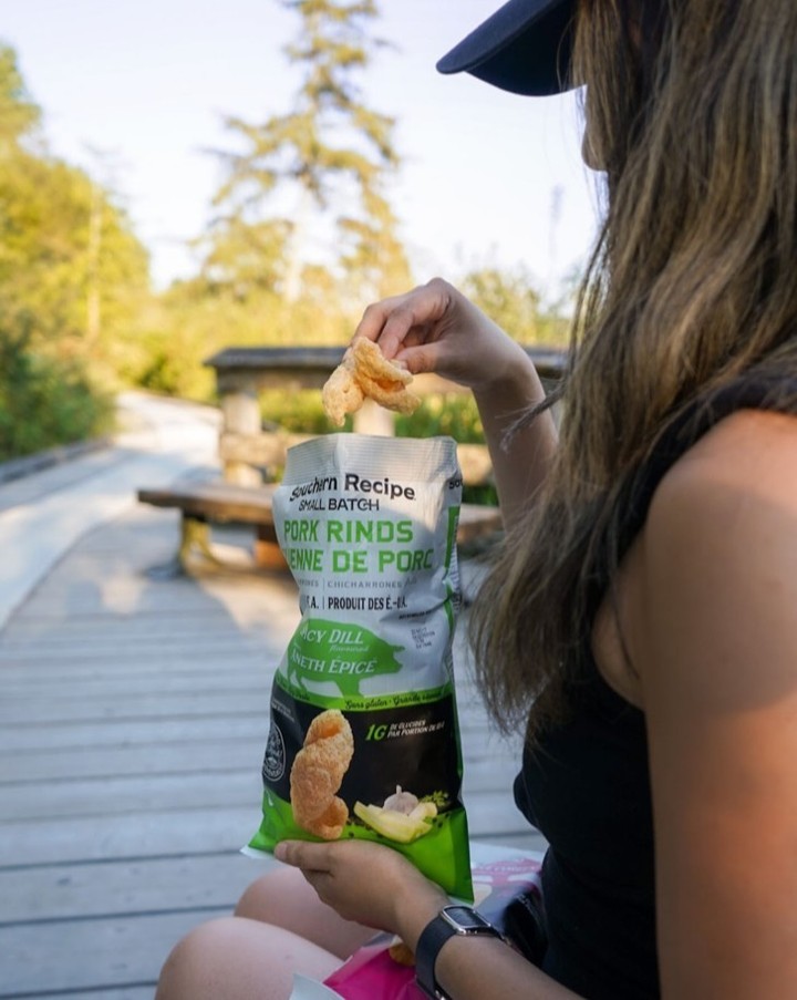 When there are a million things you could eat for #dinner... why reach for anything *but* #porkrinds? We 👏 check 👏 all 👏 the 👏 boxes 👏
👉 7g #Collagen
👉 #HighProtein
👉 #lowcarb
👉 Soooooooooo drool-worthy 🤤
Find us at your local grocer!