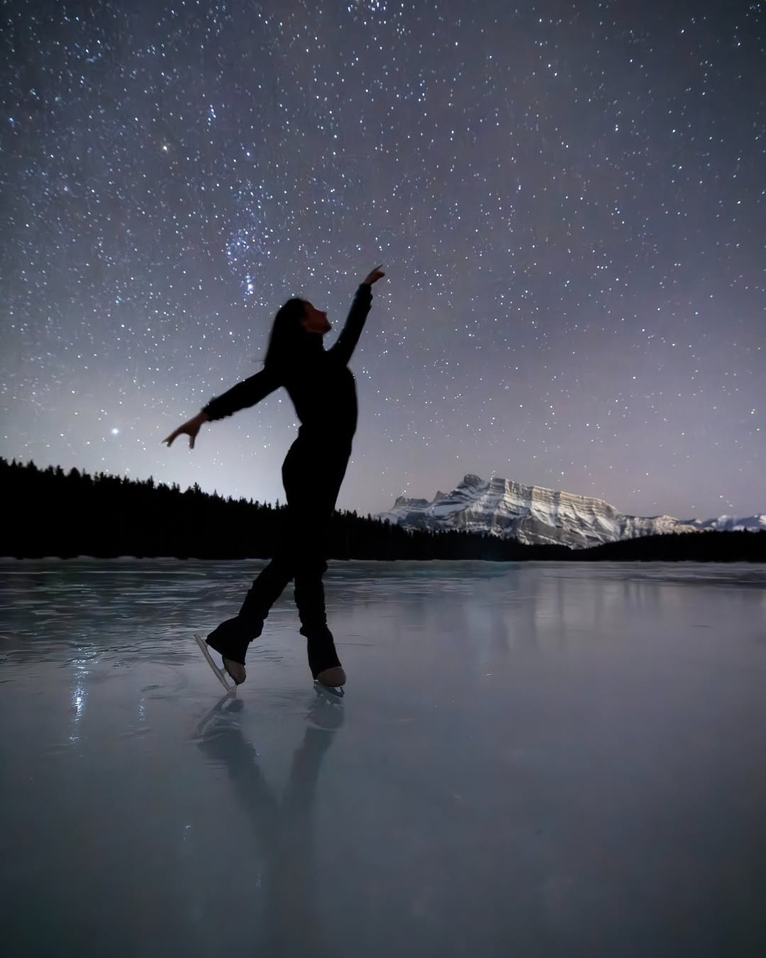 Skating beneath a sky full of stars looks like a dream! ✨ #JohnWilsonBlades
⛸️: @carlottaedward
📷️: @paulzizkaphoto
#WildIce #FigureSkating #IceSkating