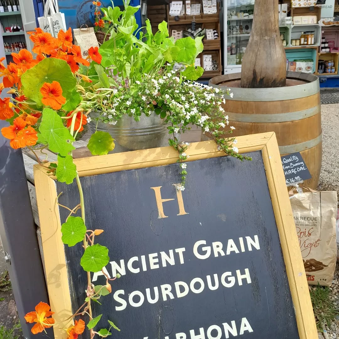 Oh what a beautiful day for Airfield Farmers Market @airfieldestate until 2.30pm. Blue skies, sunshine, fresh air and gorgeous food and live music 🎶 ☀ 🥖