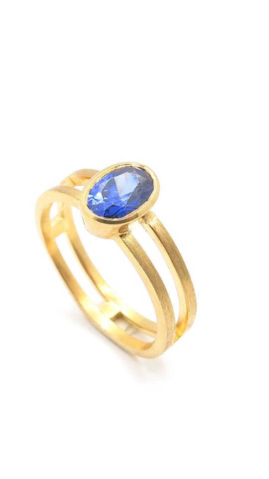 🎁 Wat geef je iemand die alles al heeft?
Een boek heeft ze al. Een geurkaars ook.
Wat je haar écht geeft? Iets dat blijft. Iets met betekenis.
✨ Een uniek juweel – handgemaakt, persoonlijk, met zorg gekozen.
Niet zomaar een accessoire, maar een klein stukje verhaal.
Een herinnering die je kunt dragen.
Een gebaar dat zegt: ik zie jou.
Want soms is het mooiste cadeau niet groot of luid – maar puur, verfijnd en vol gevoel.
#CadeauMetHart
#DraagbareHerinnering
#JuweelMetBetekenis
#goudsmid
#juweelontwerp